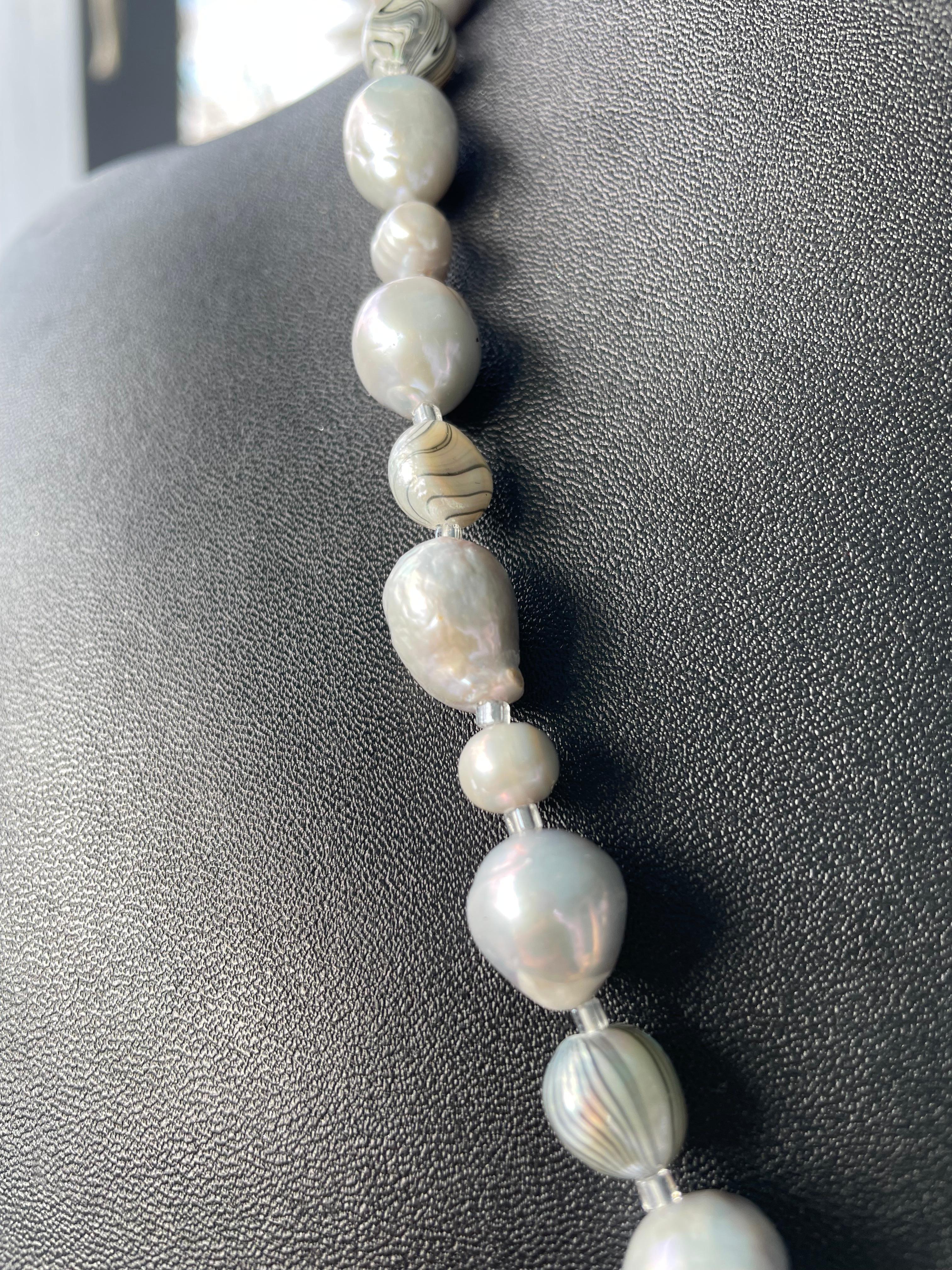 Perlina LB offre un filo di perle cinesi d'acqua dolce grigie a strisce per una collana di perle SS in vendita