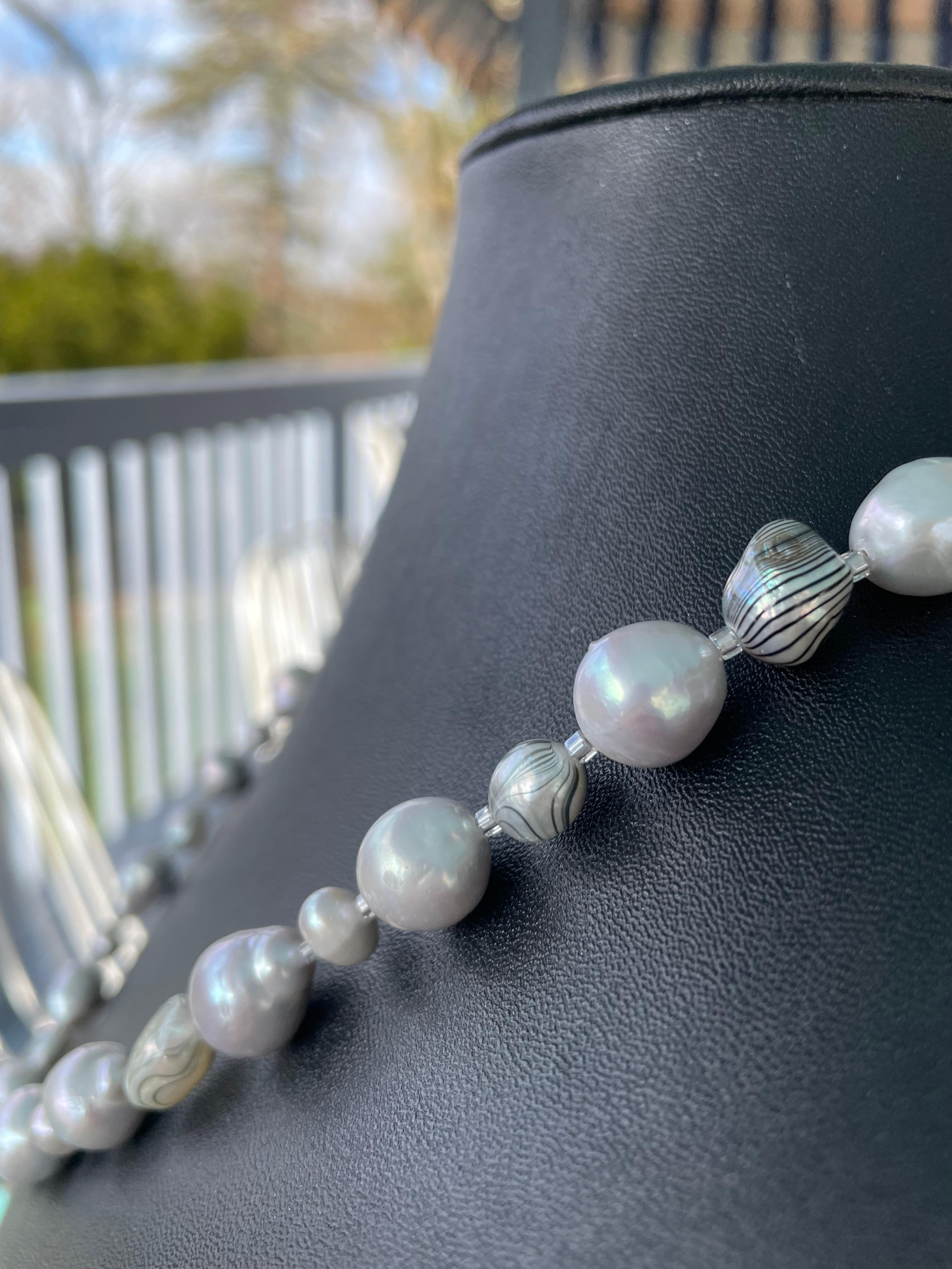 da uomo o donna LB offre un filo di perle cinesi d'acqua dolce grigie a strisce per una collana di perle SS in vendita