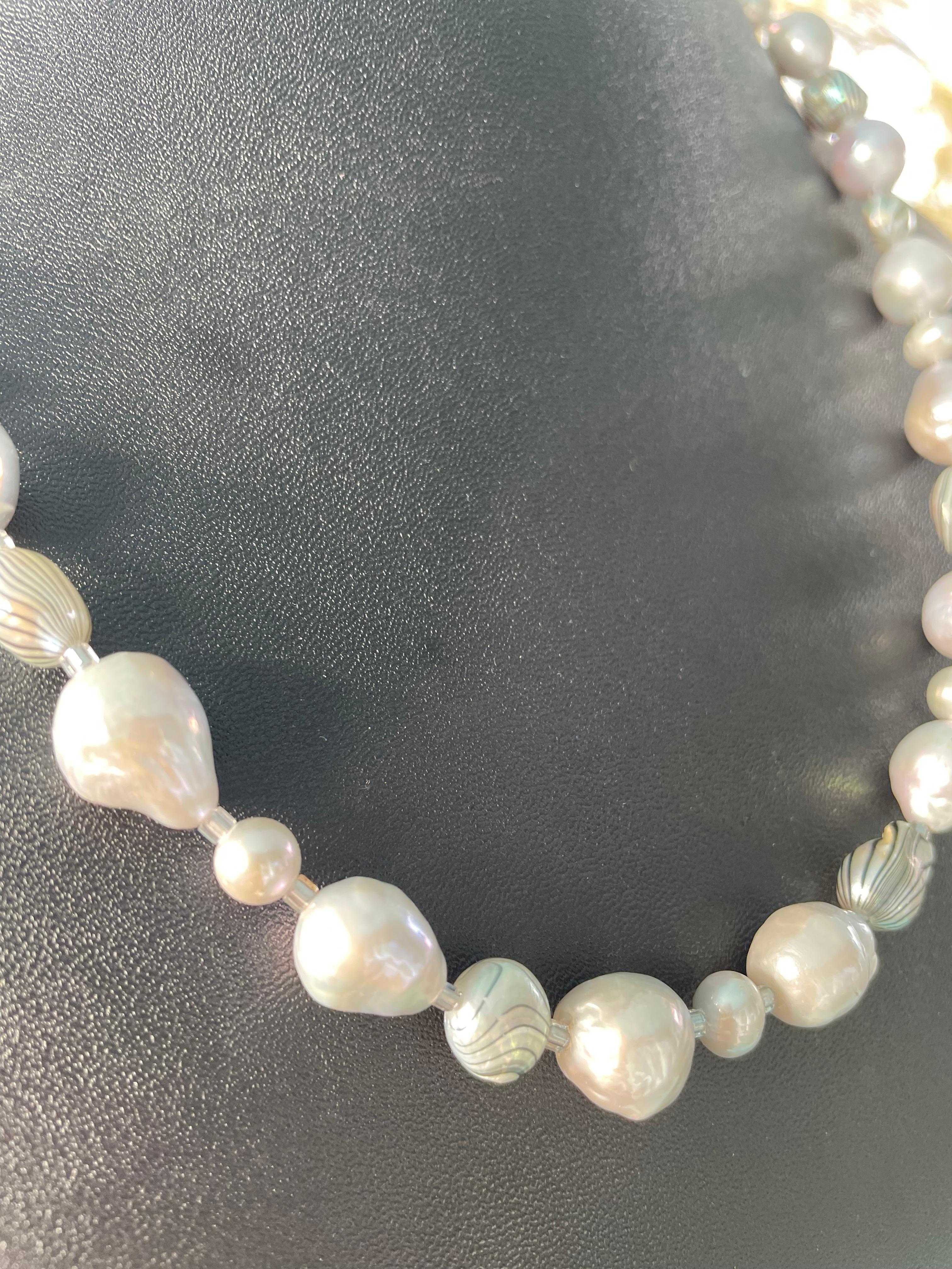 LB offre un filo di perle cinesi d'acqua dolce grigie a strisce per una collana di perle SS in vendita 1