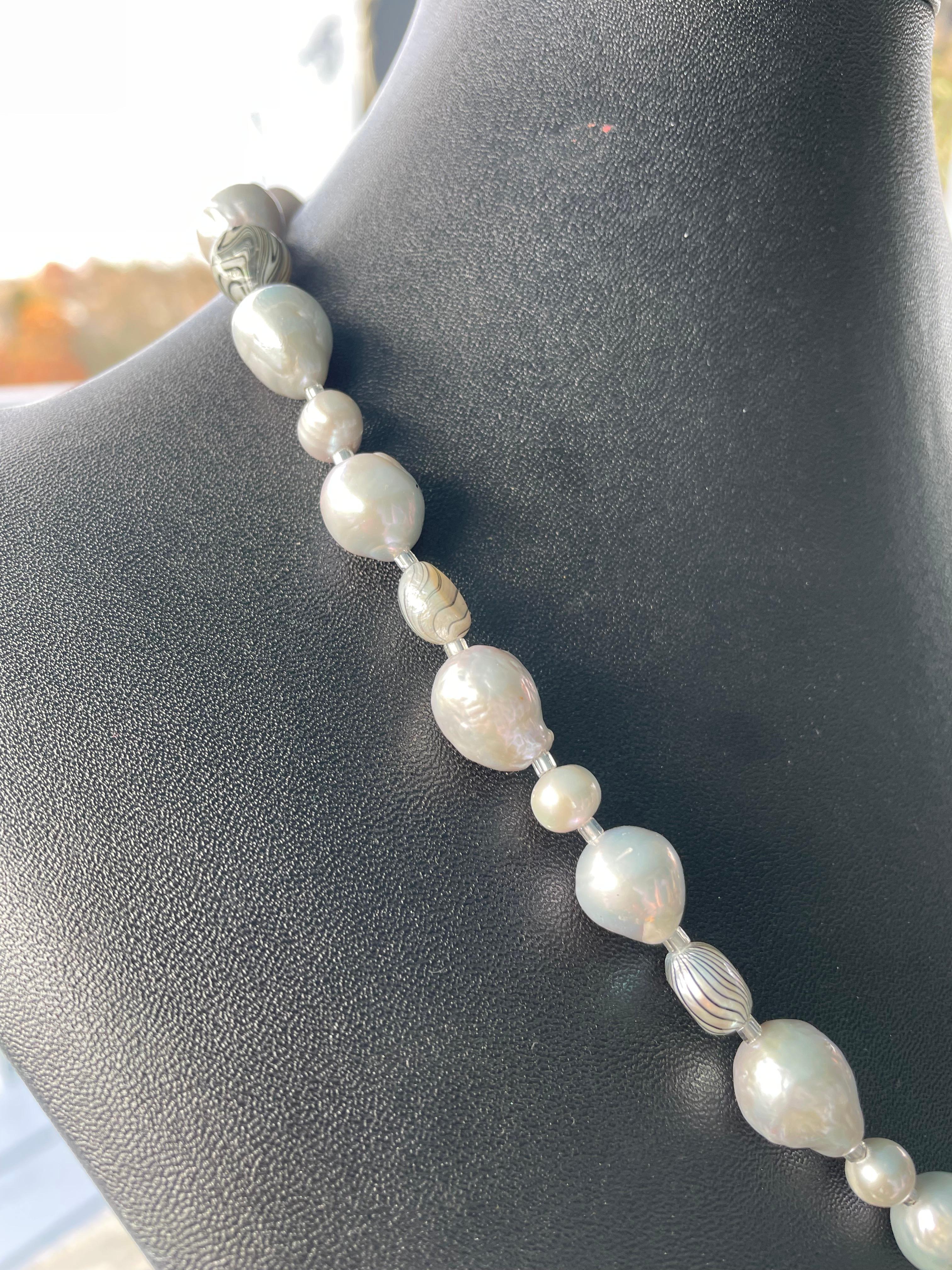 LB offre un filo di perle cinesi d'acqua dolce grigie a strisce per una collana di perle SS in vendita 2