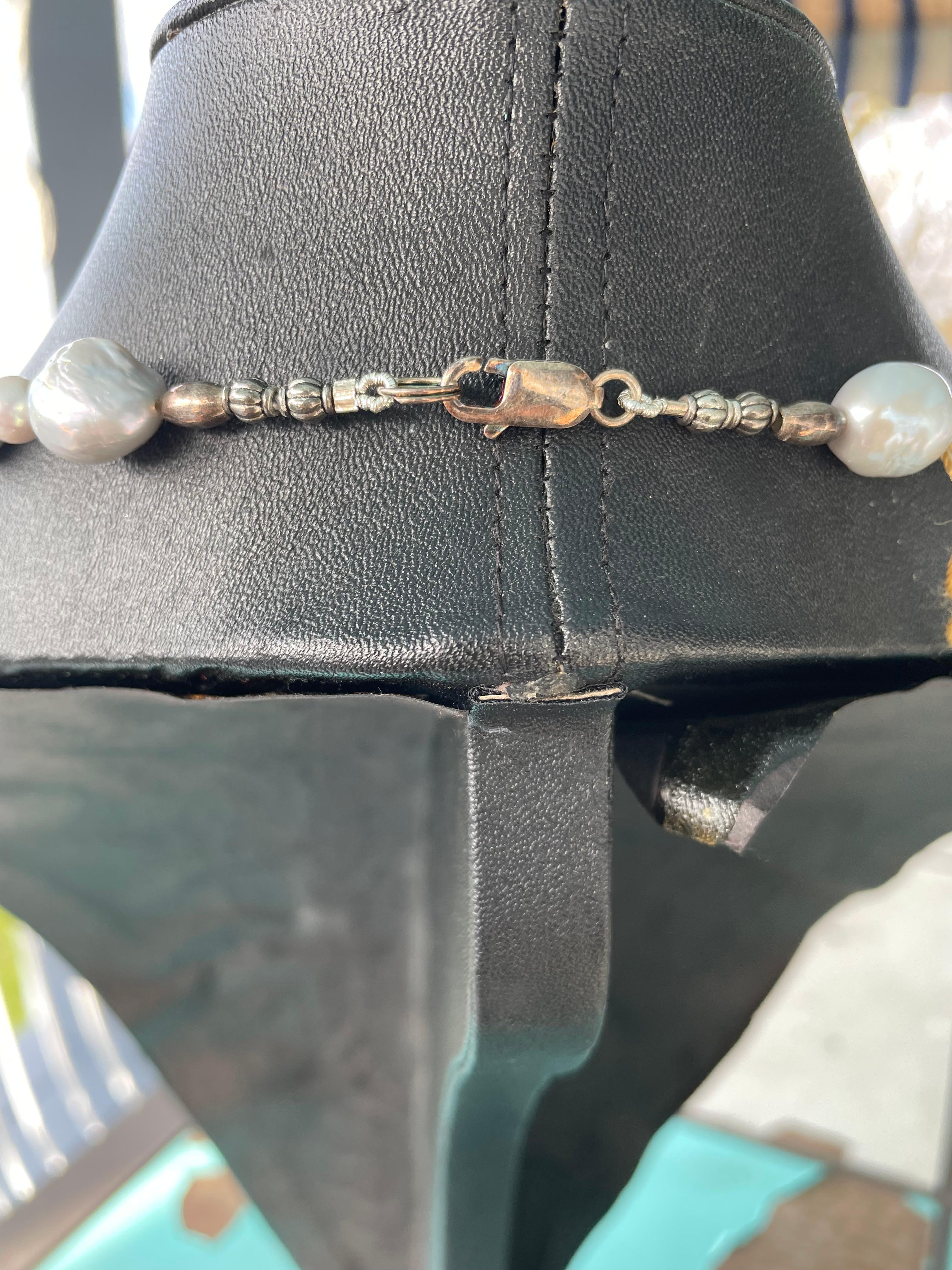 LB offre un filo di perle cinesi d'acqua dolce grigie a strisce per una collana di perle SS in vendita 3