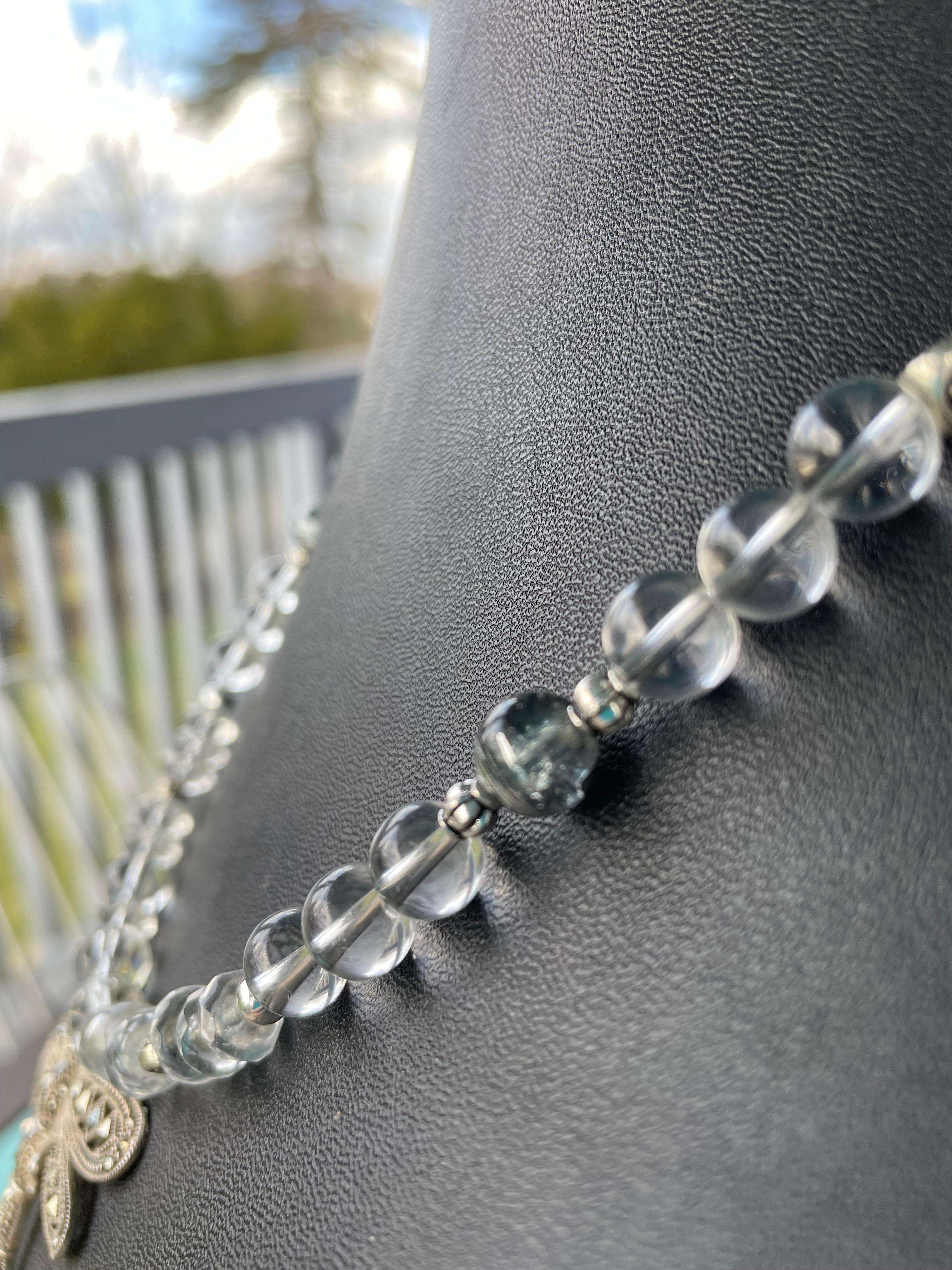 Lorrain's Bijoux propose un collier étonnant, éthéré, avec un pendentif libellule vintage en argent sterling et marcassite (symbolise la transformation spirituelle). L'ajout de perles de cristal de roche et de pyrite carrée ajoute de la légèreté et