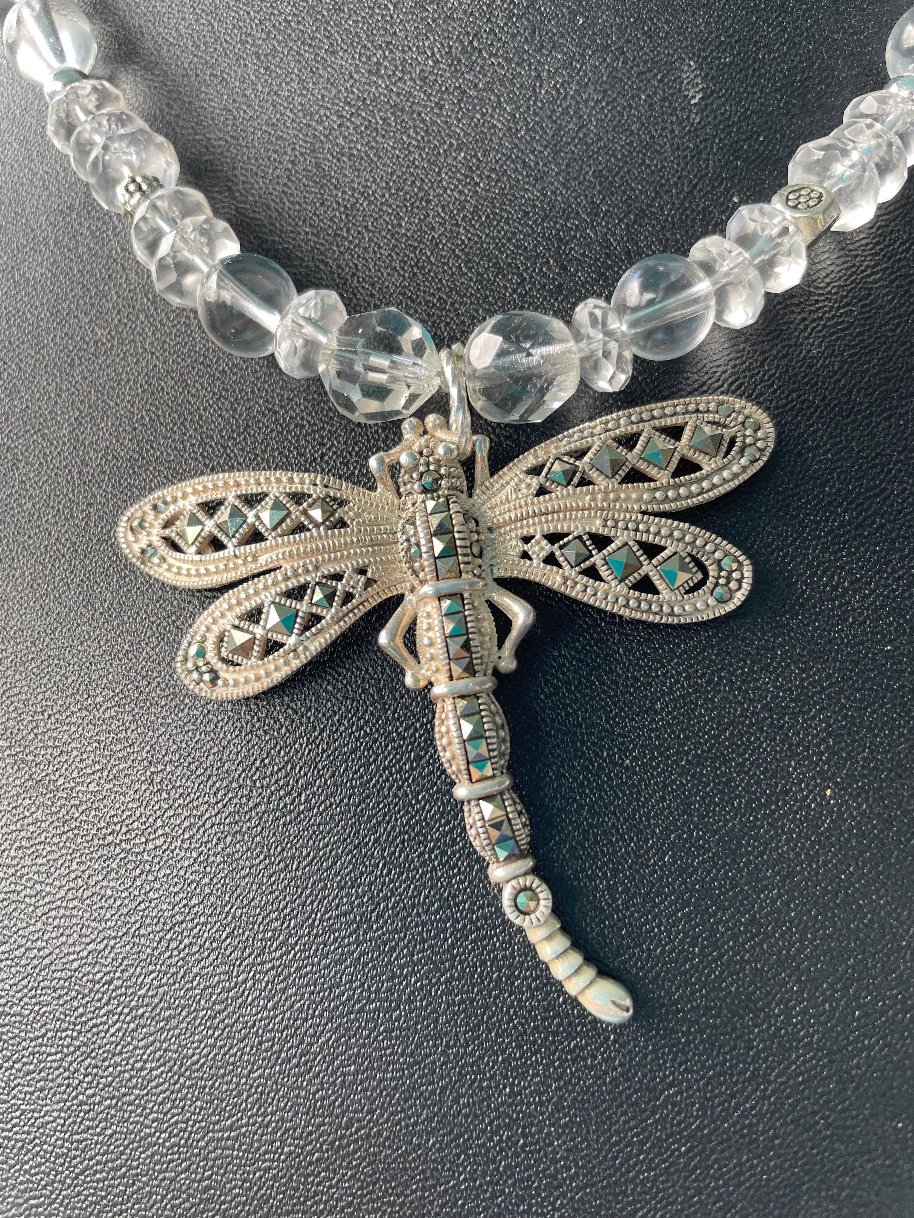 Mouvement esthétique LB propose un étonnant collier pendentif libellule vintage en cristal et argent sterling  en vente