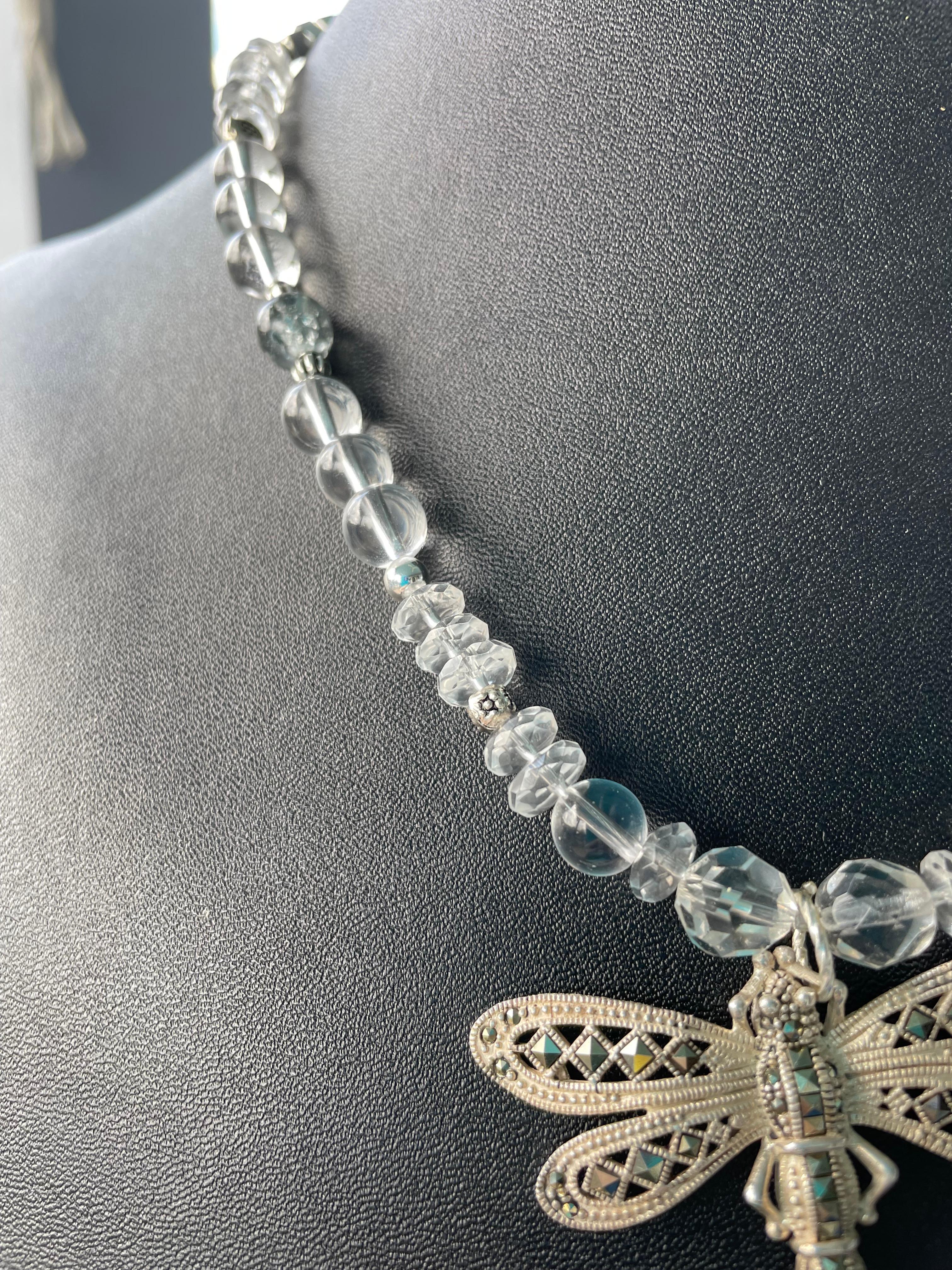 Taille coussin antique LB propose un étonnant collier pendentif libellule vintage en cristal et argent sterling  en vente