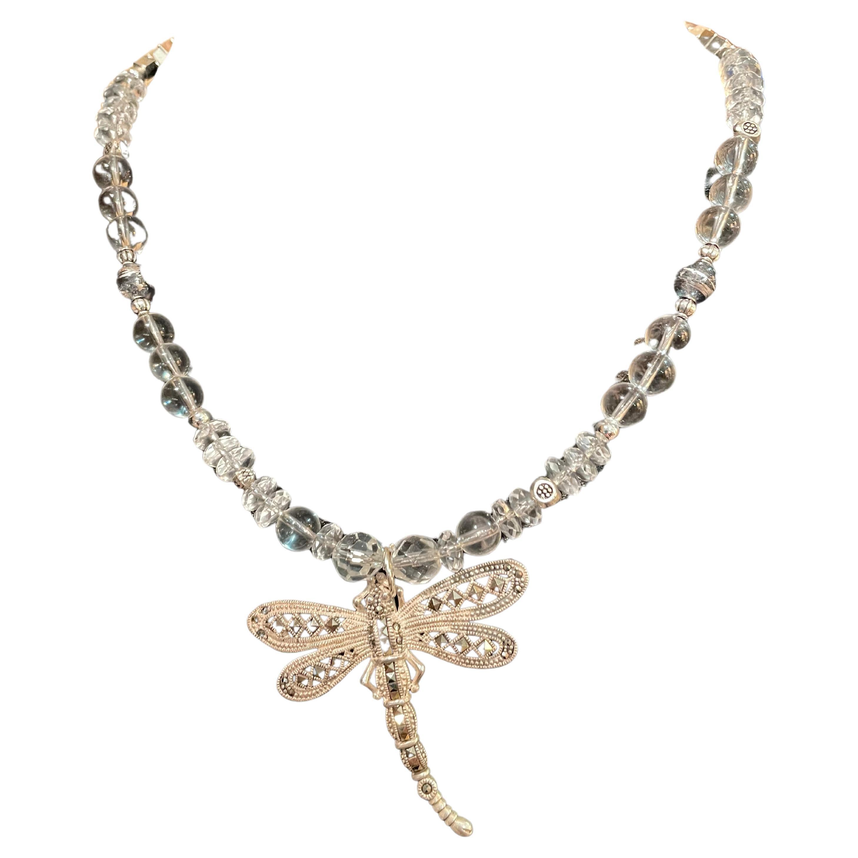 LB propose un étonnant collier pendentif libellule vintage en cristal et argent sterling  en vente