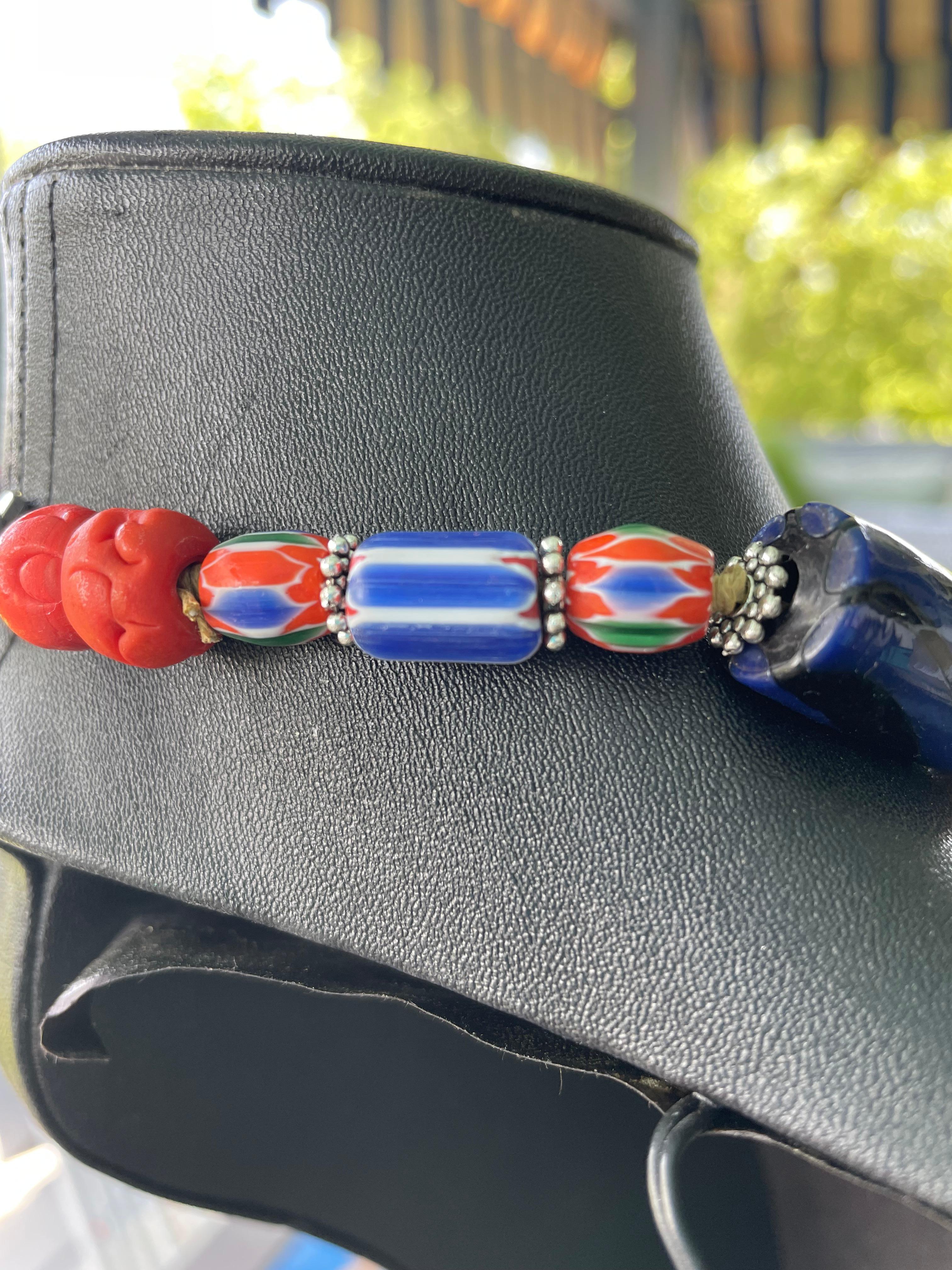LB offre un ciondolo tibetano intarsiato, una collana di perle di vetro e di sterlina in vendita 5