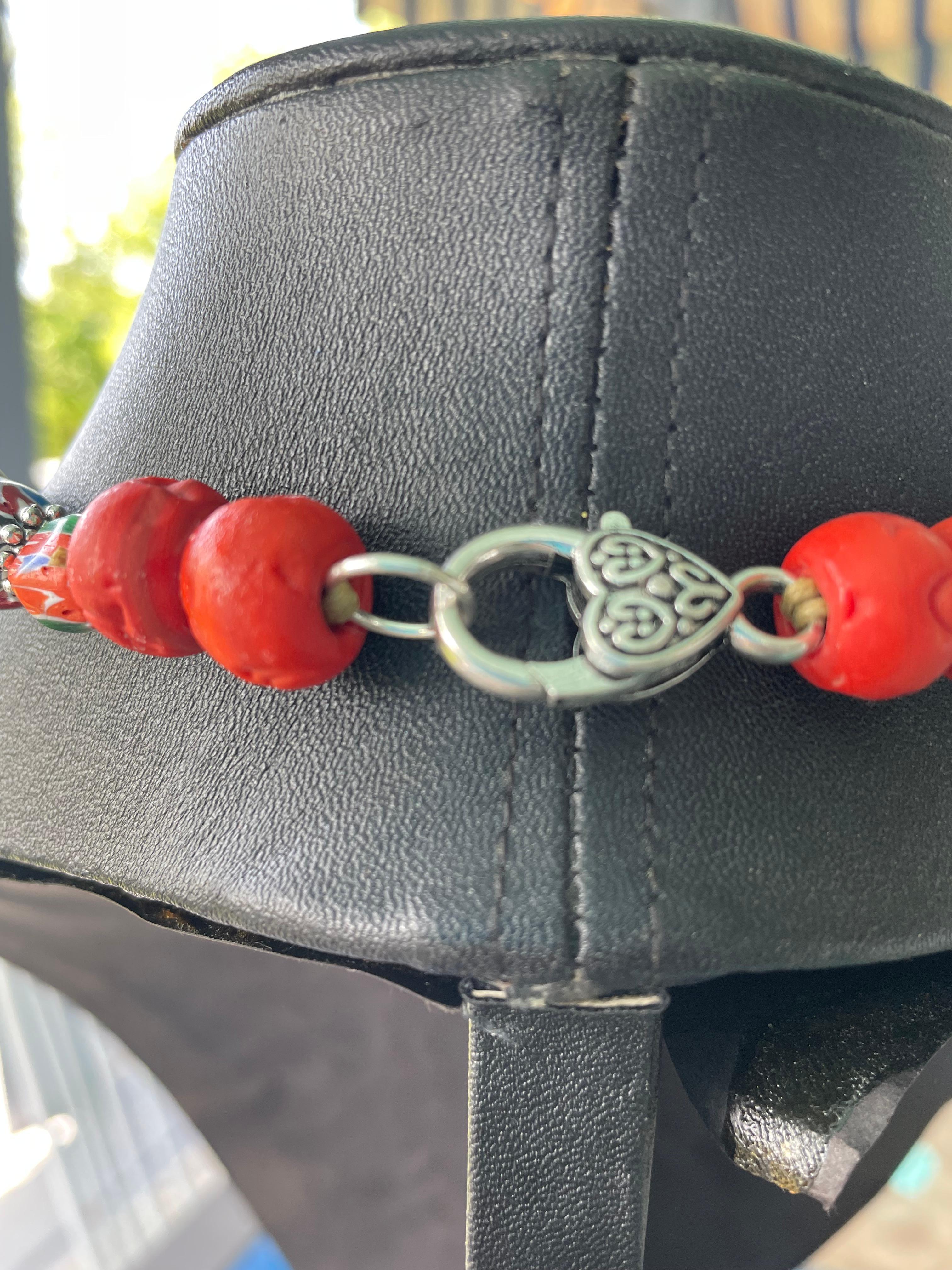 LB offre un ciondolo tibetano intarsiato, una collana di perle di vetro e di sterlina in vendita 6