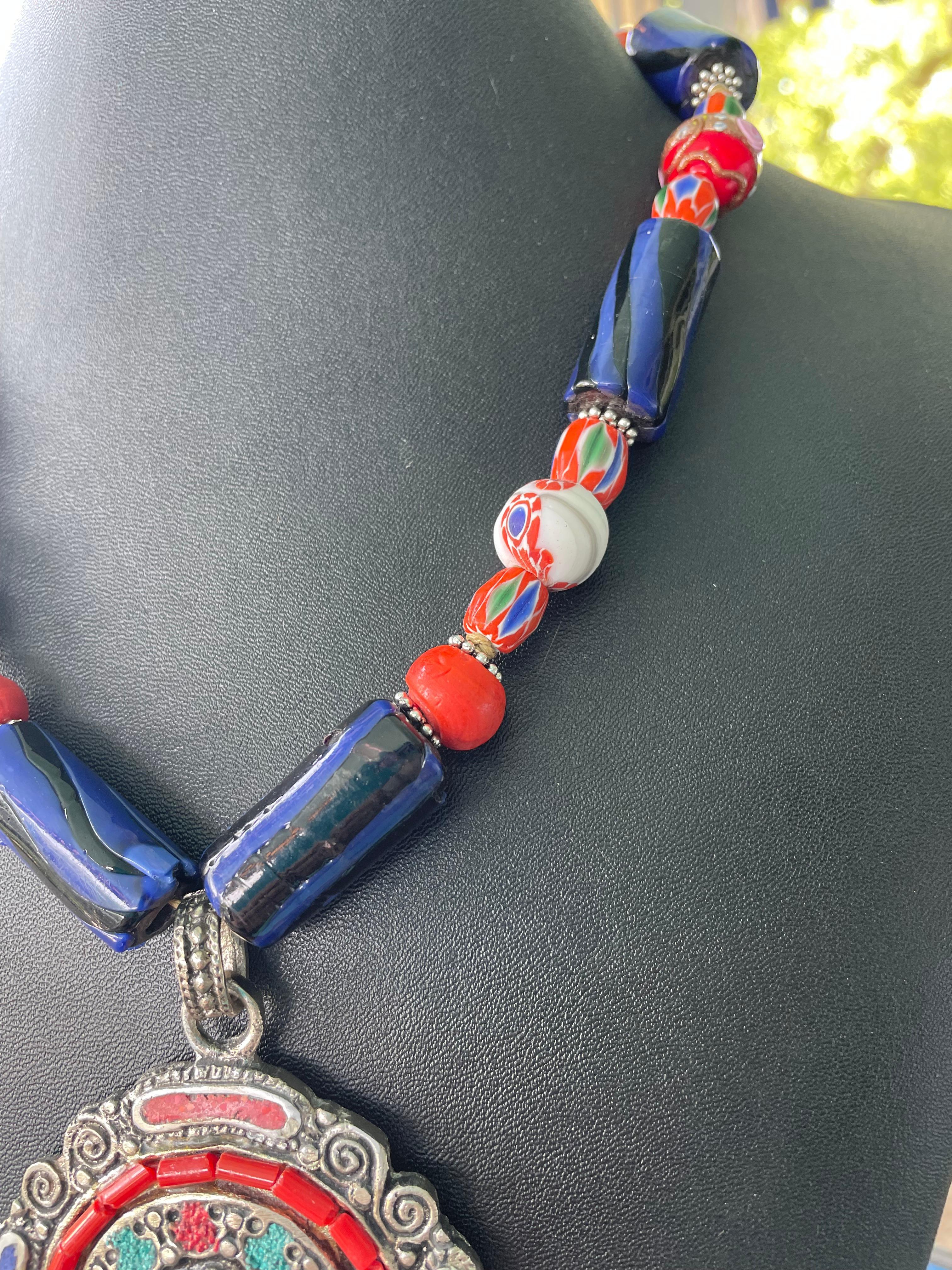 Artigiano LB offre un ciondolo tibetano intarsiato, una collana di perle di vetro e di sterlina in vendita