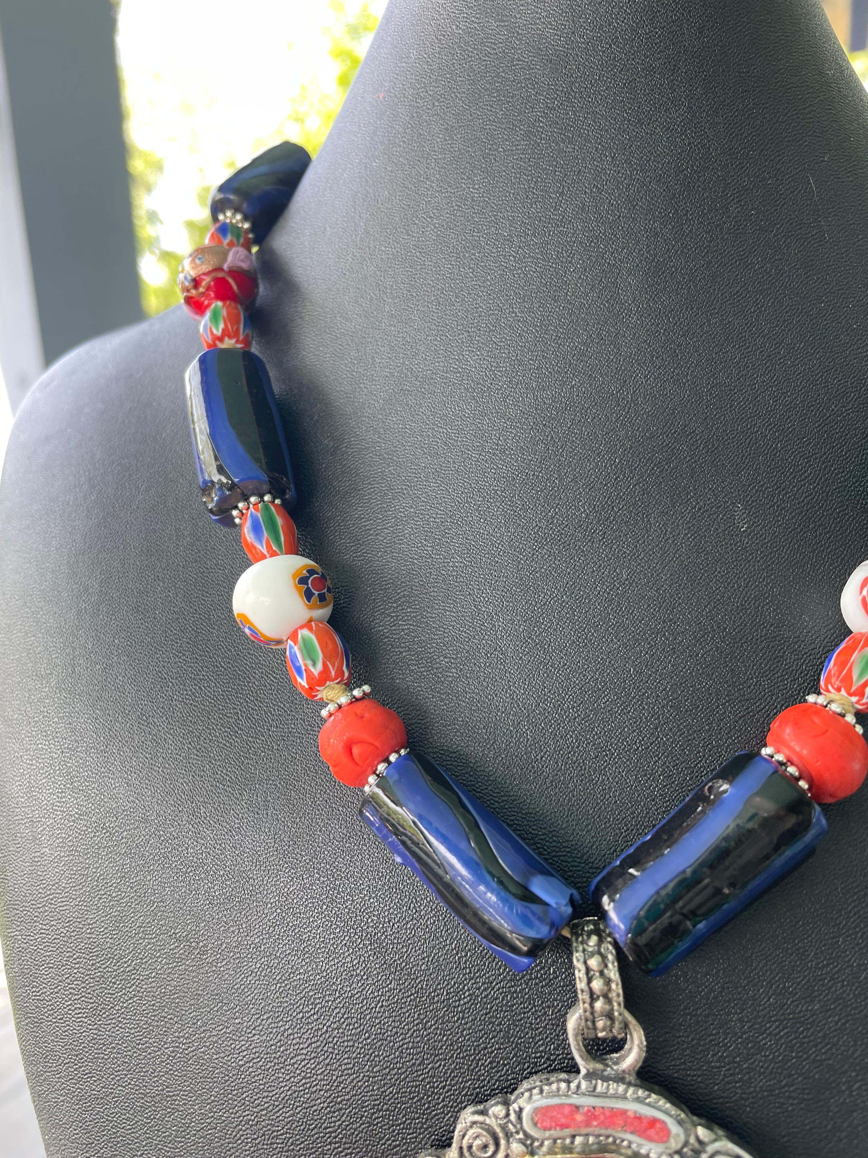 LB offre un ciondolo tibetano intarsiato, una collana di perle di vetro e di sterlina In condizioni buone in vendita a Pittsburgh, PA