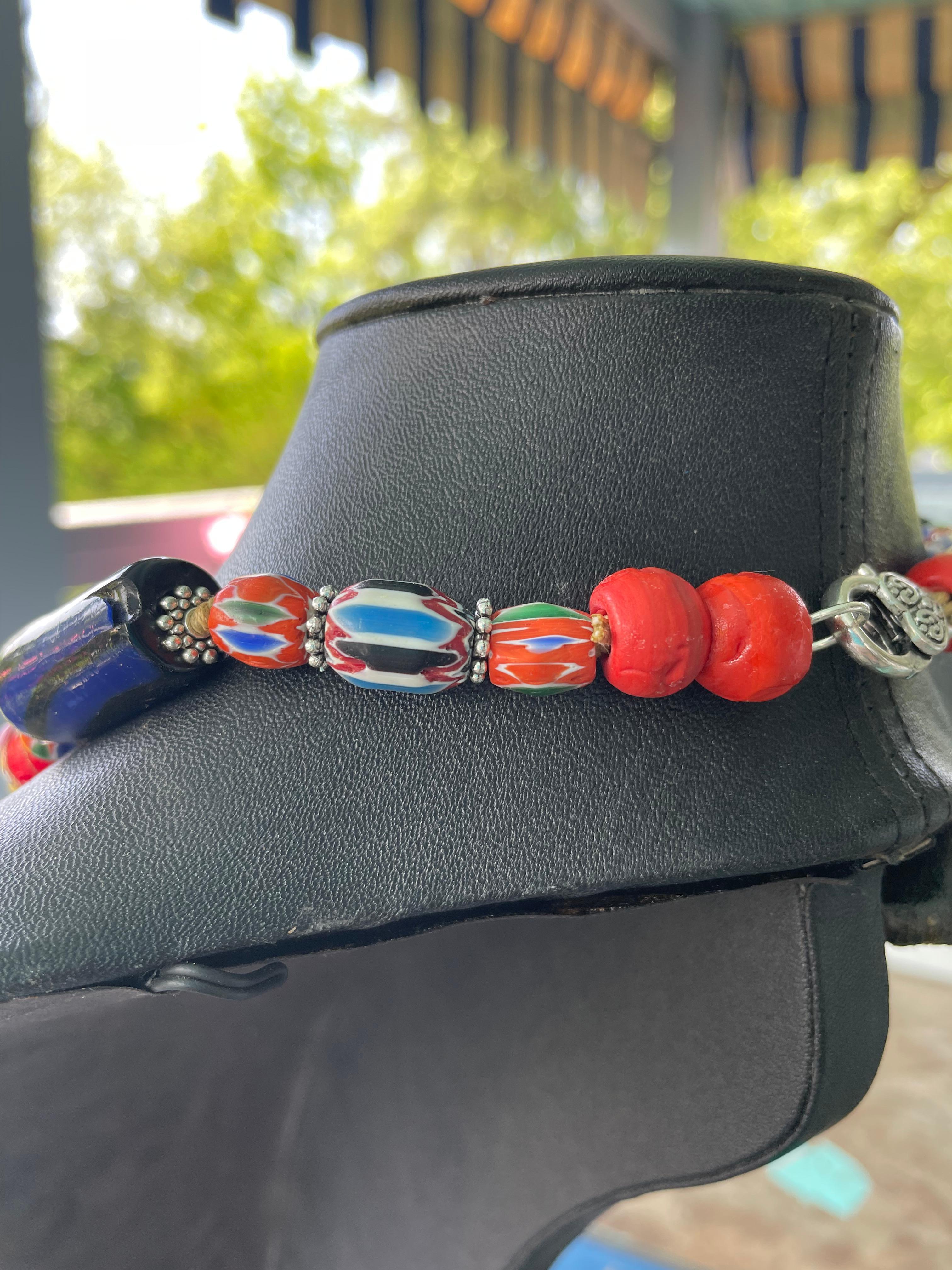 LB offre un ciondolo tibetano intarsiato, una collana di perle di vetro e di sterlina in vendita 1
