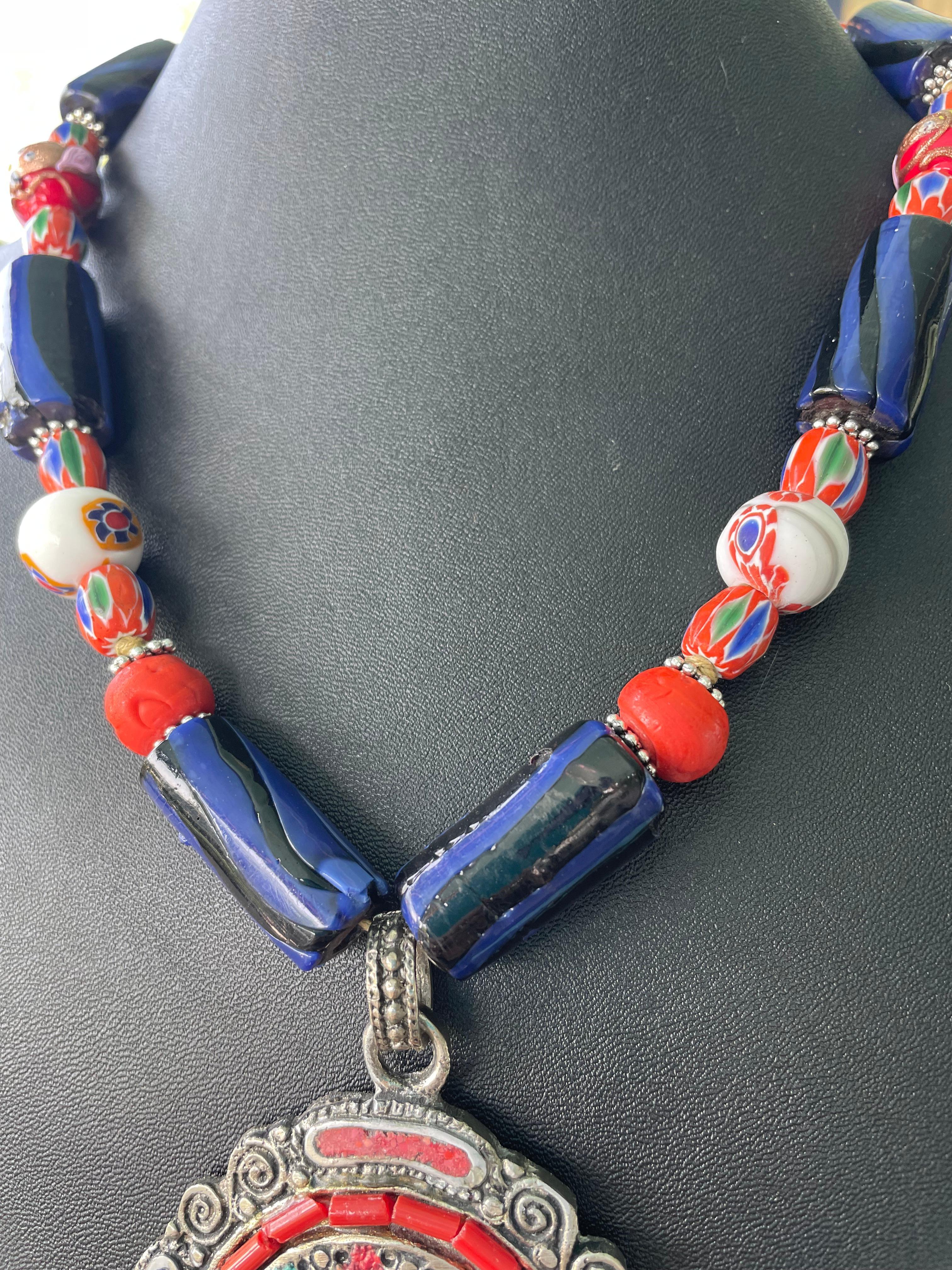LB offre un ciondolo tibetano intarsiato, una collana di perle di vetro e di sterlina in vendita 2