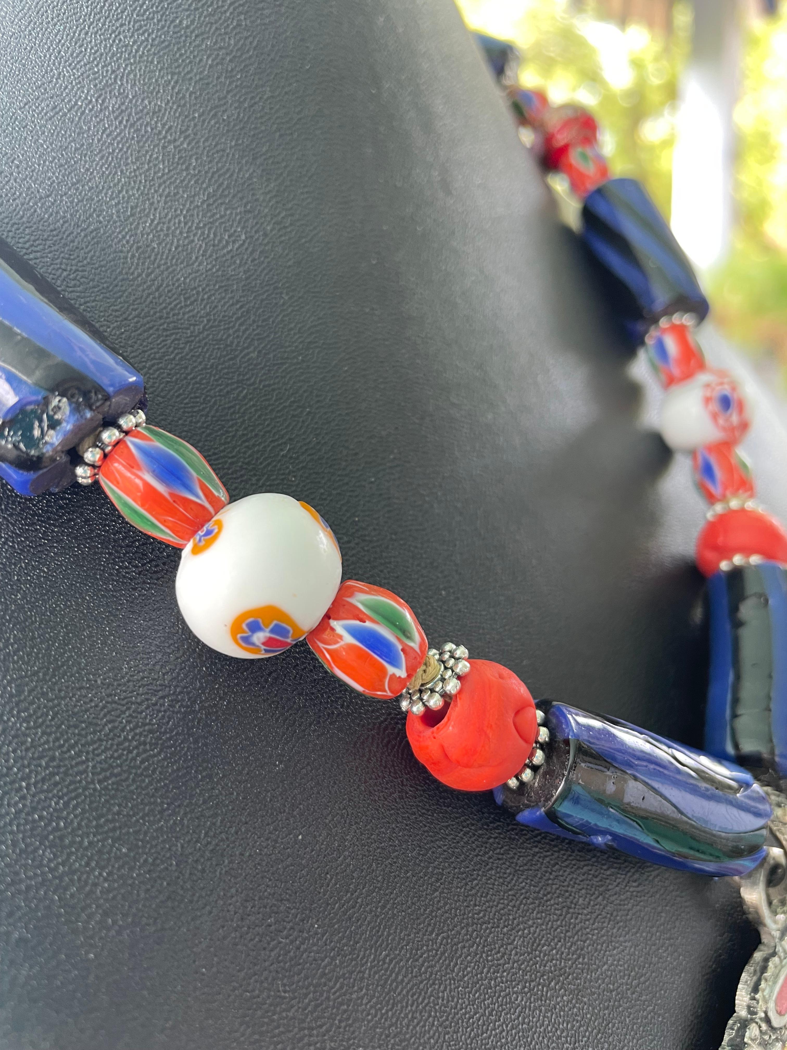LB offre un ciondolo tibetano intarsiato, una collana di perle di vetro e di sterlina in vendita 3