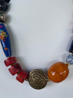 LB propone una collana Tribal in corallo, lapislazzuli, acciaio inossidabile, ottone, ambra, ceramica e resina