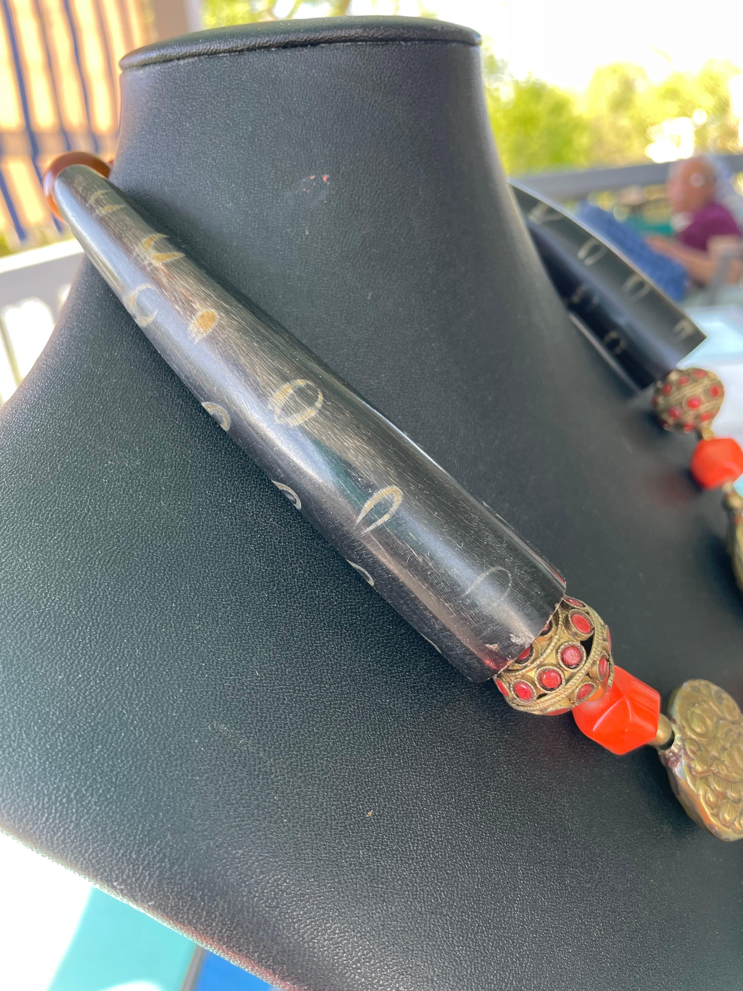 LB bietet Tribal Horn Naja Anhänger Tibetan Messing orange Koralle Holz Halskette im Angebot 1