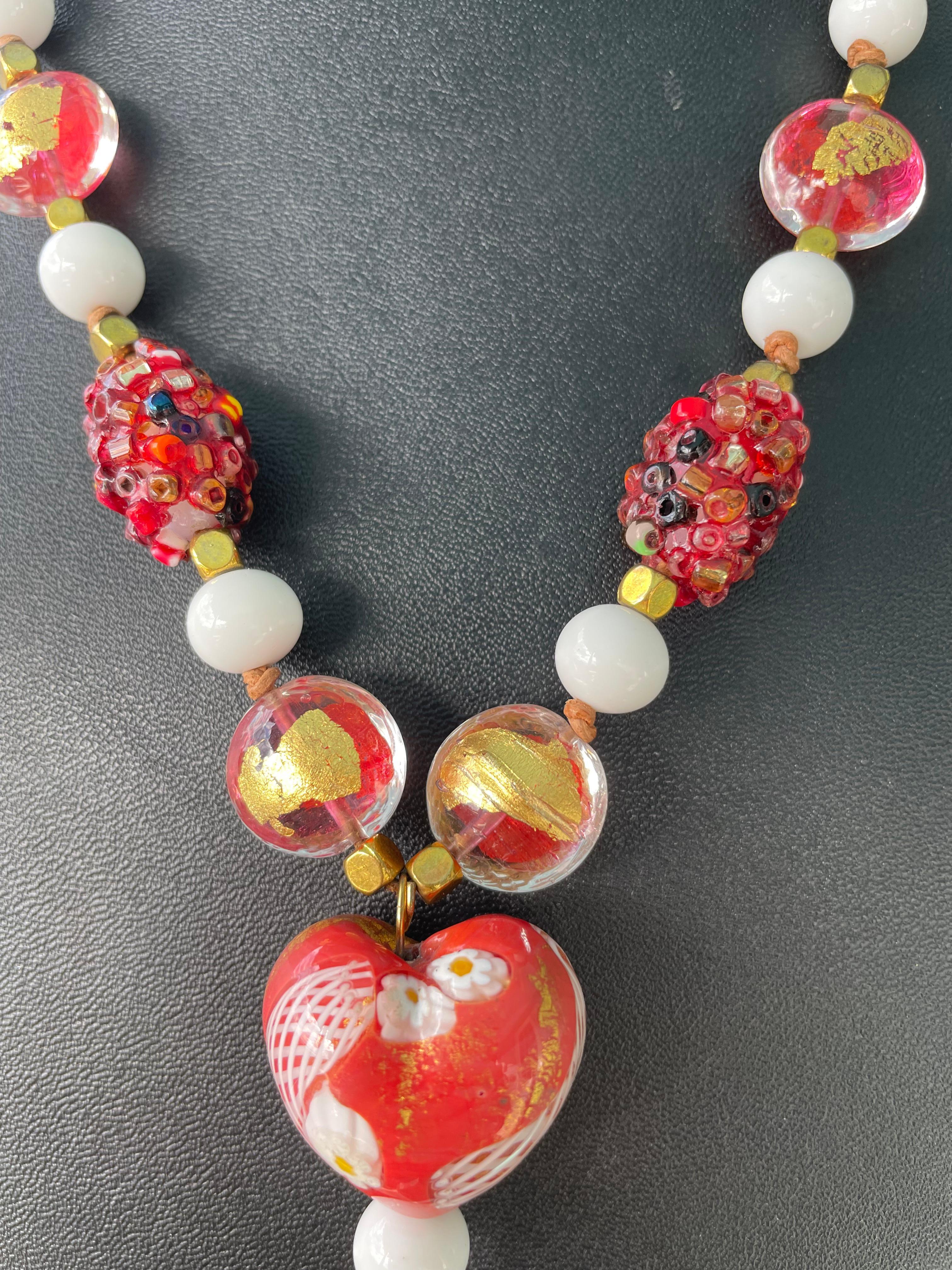 Artisan LB offre Pendentif coeur en verre vénitien Collier de perles de quartz vénitien vintage en vente