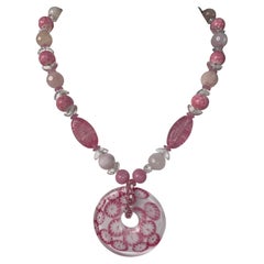 LB propose un collier pendentif en verre vénitien RQ Rock Crystal, en verre rose vintage et acier inoxydable