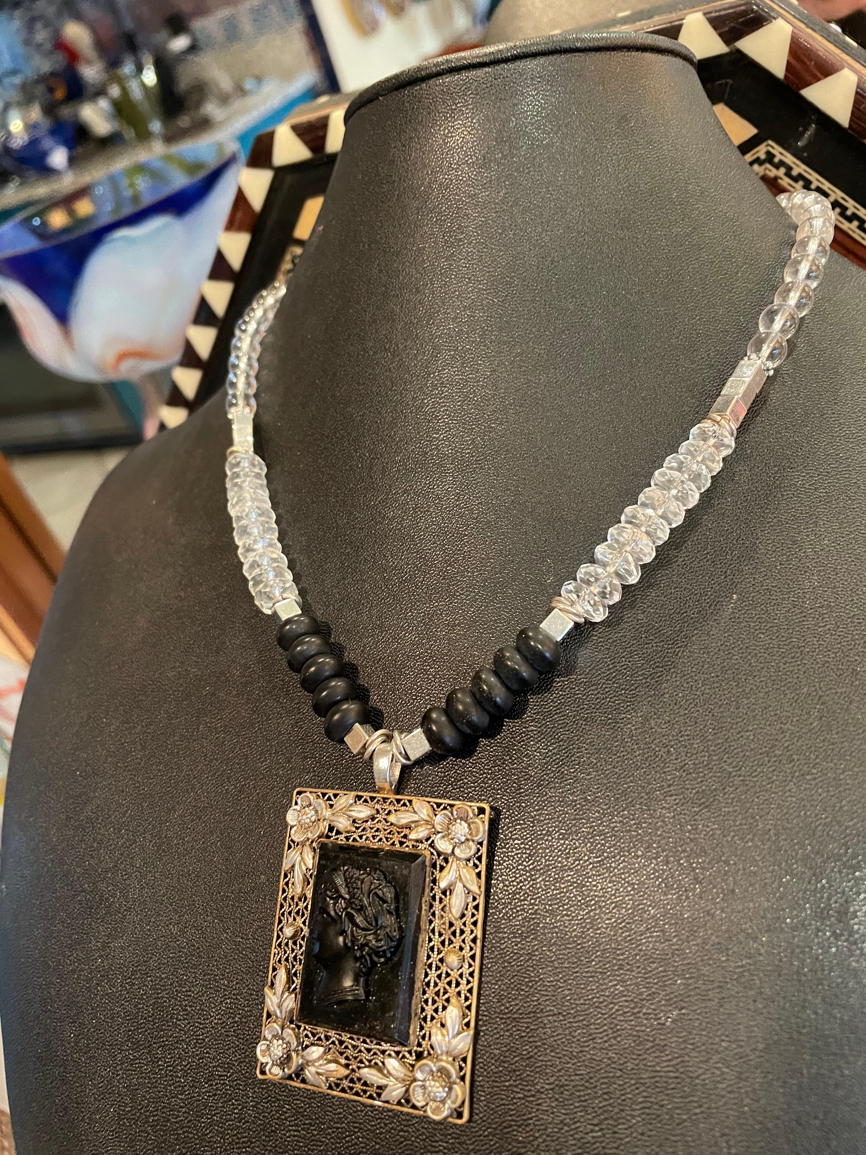 Victorien tardif LB propose un collier pendentif camée en verre tchèque et onyx sterling de style victorien en vente