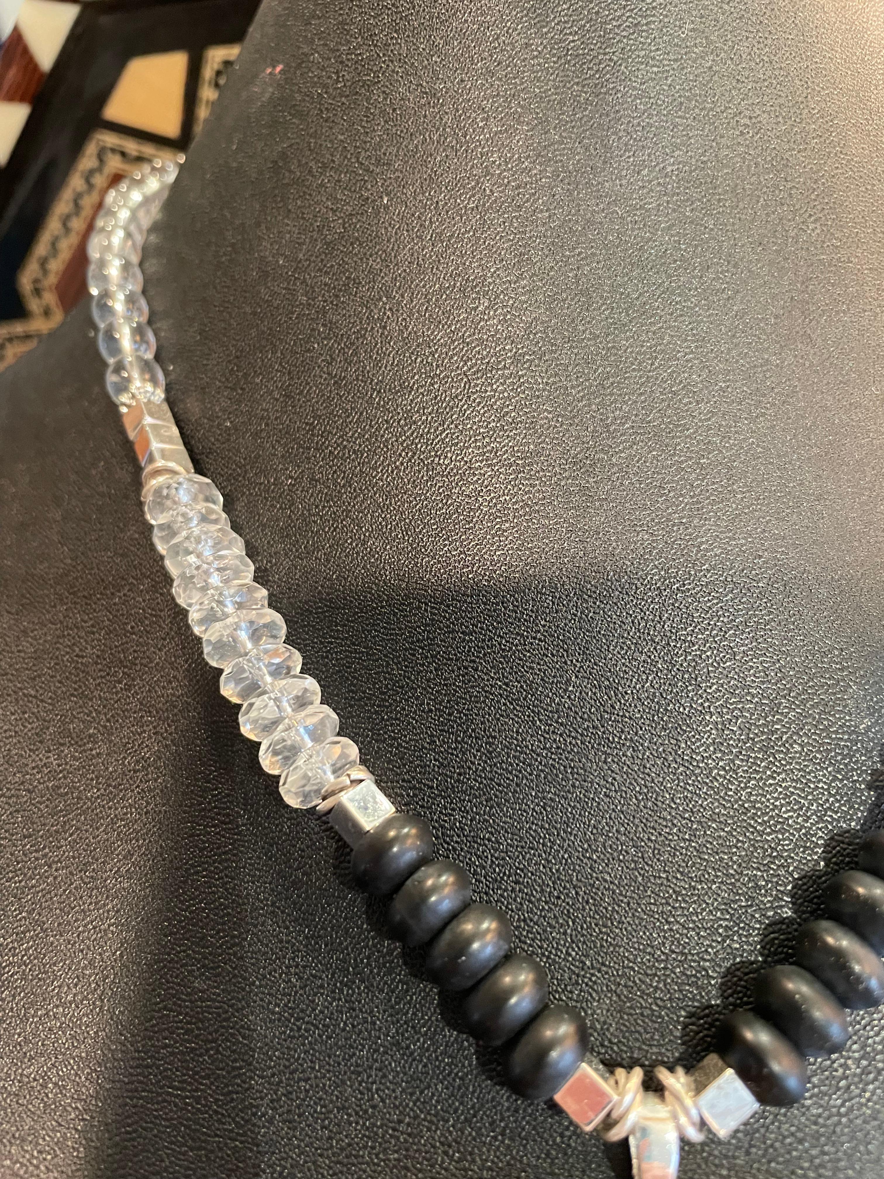 LB propose un collier pendentif camée en verre tchèque et onyx sterling de style victorien Bon état - En vente à Pittsburgh, PA