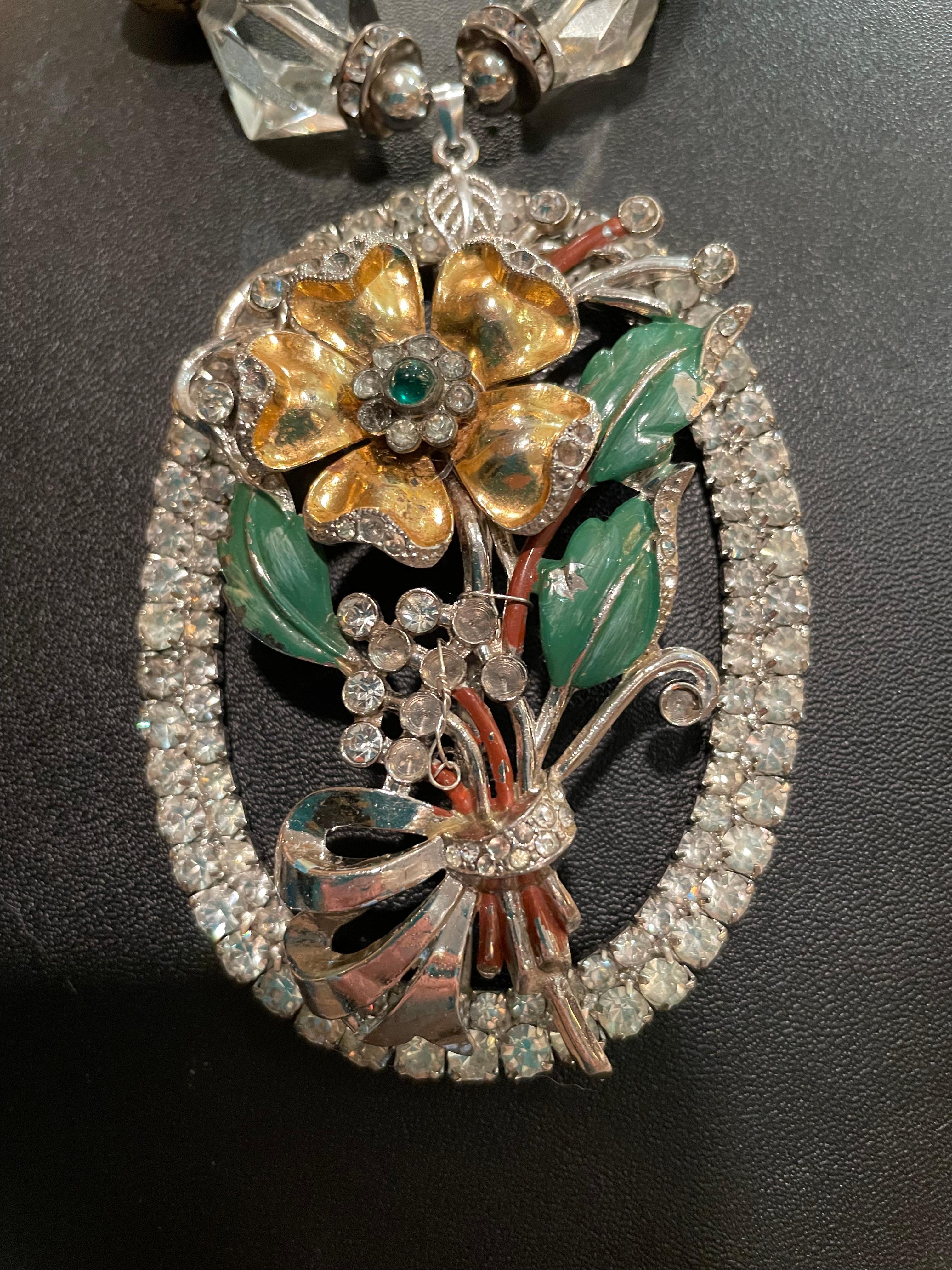 Lorraine's Bijoux tiene en oferta una pieza central de un broche vintage esmaltado de los años 50 montado en una hebilla de cinturón vintage de brillantes. Una ristra de cristales facetados vintage, cuentas tibetanas de latón, grandes cuentas de