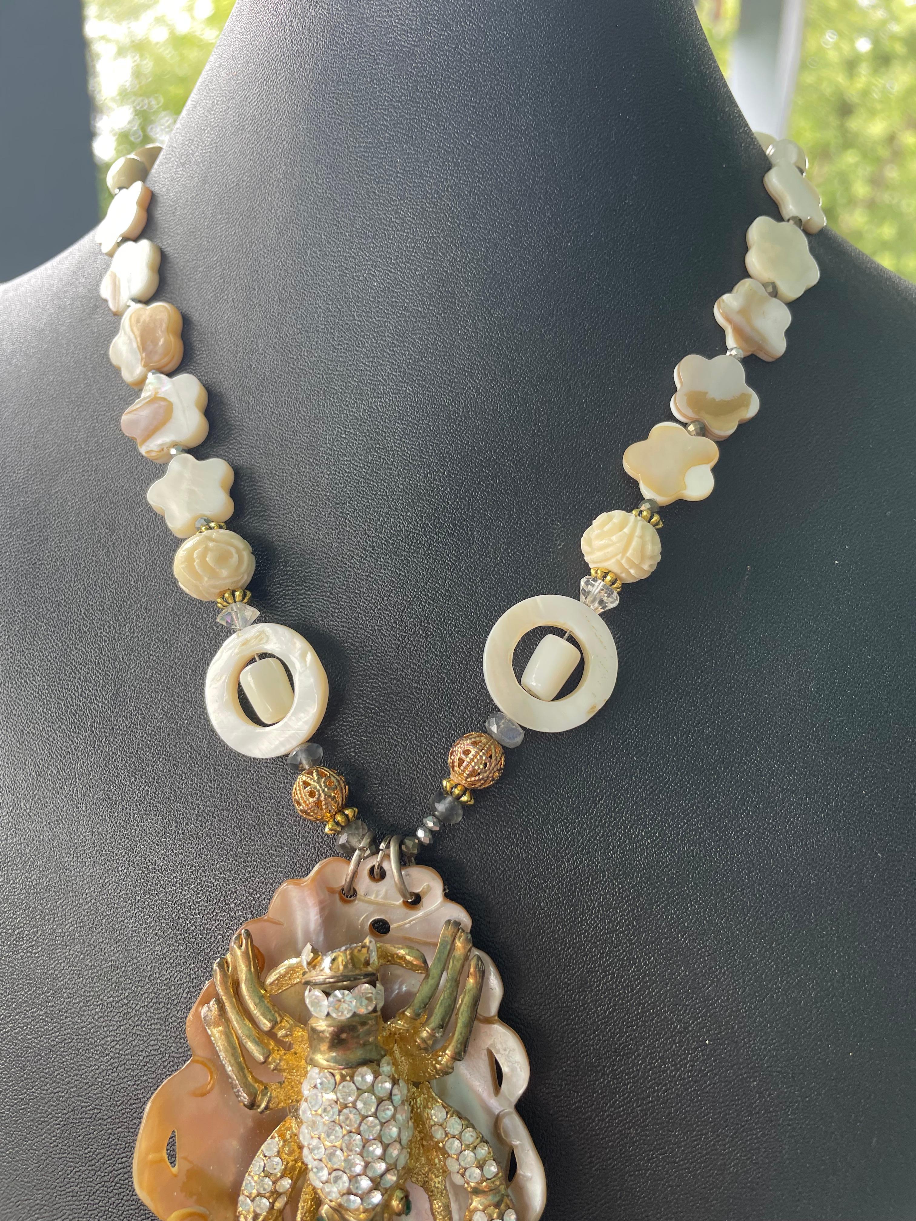 Artigiano LB offre una spilla aragosta vintage degli anni '60 conchiglia smerlata MOP Collana in osso intagliato in vendita