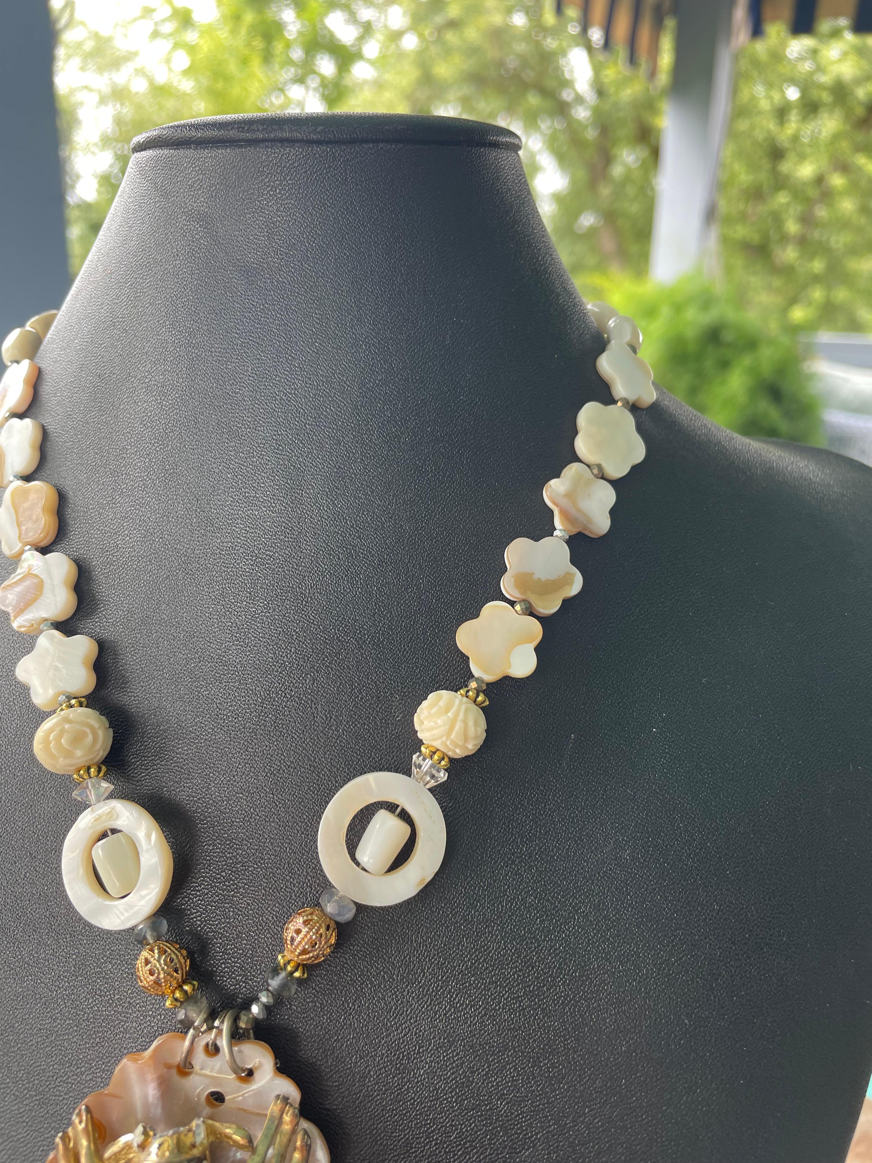 Perlina LB offre una spilla aragosta vintage degli anni '60 conchiglia smerlata MOP Collana in osso intagliato in vendita