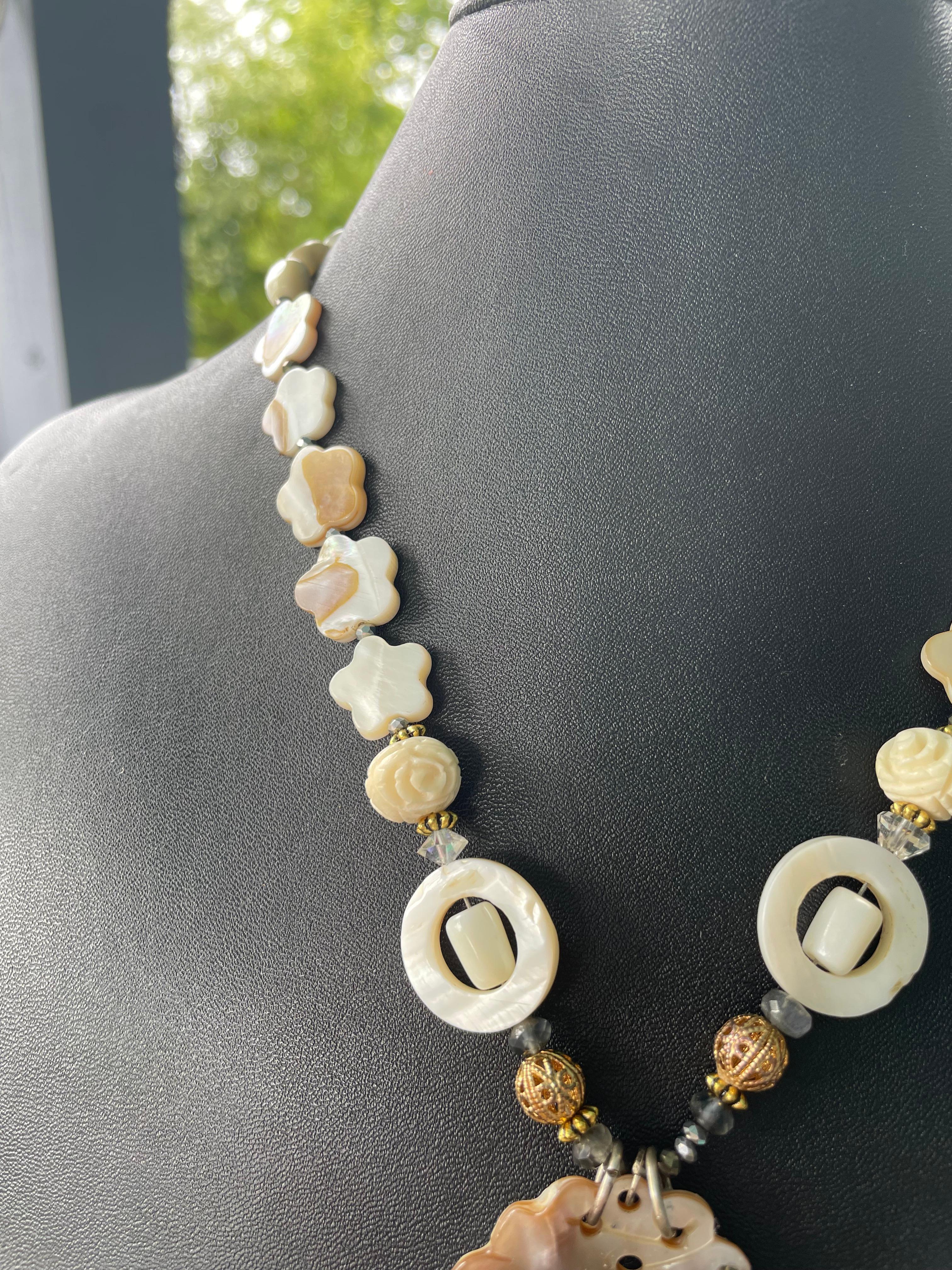 LB offre una spilla aragosta vintage degli anni '60 conchiglia smerlata MOP Collana in osso intagliato In condizioni buone in vendita a Pittsburgh, PA