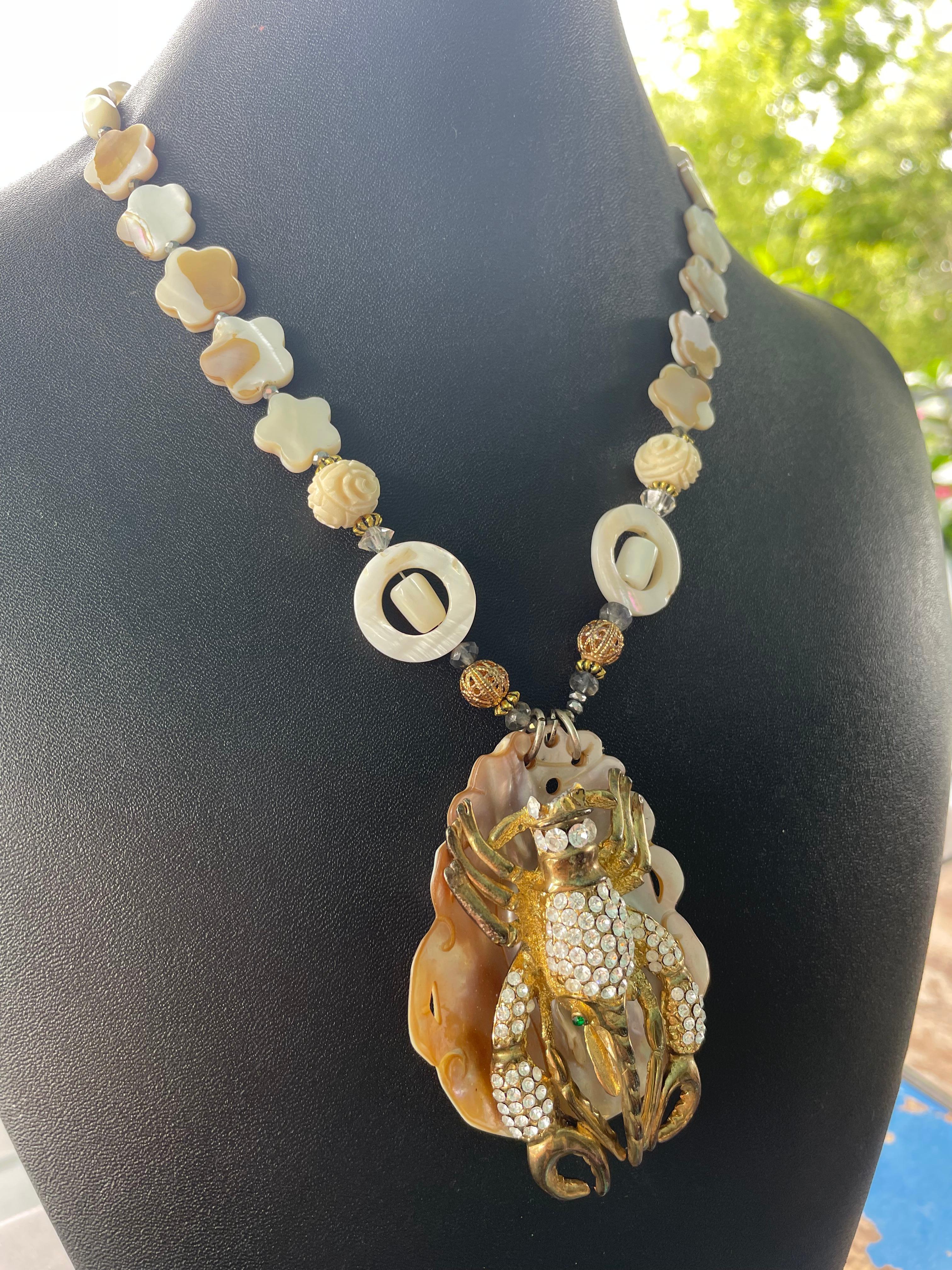 LB offre una spilla aragosta vintage degli anni '60 conchiglia smerlata MOP Collana in osso intagliato in vendita 2
