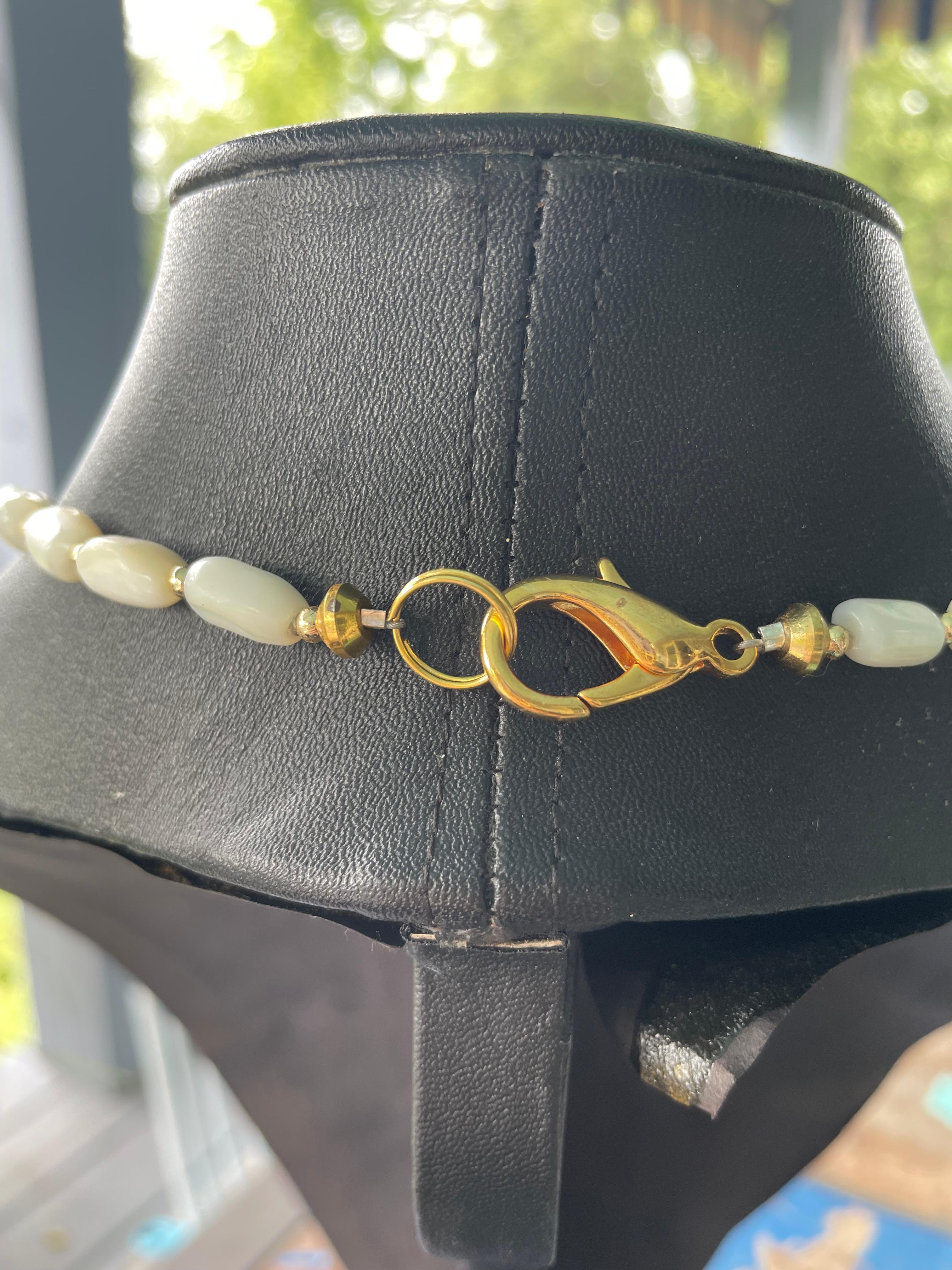 LB offre una spilla aragosta vintage degli anni '60 conchiglia smerlata MOP Collana in osso intagliato in vendita 3