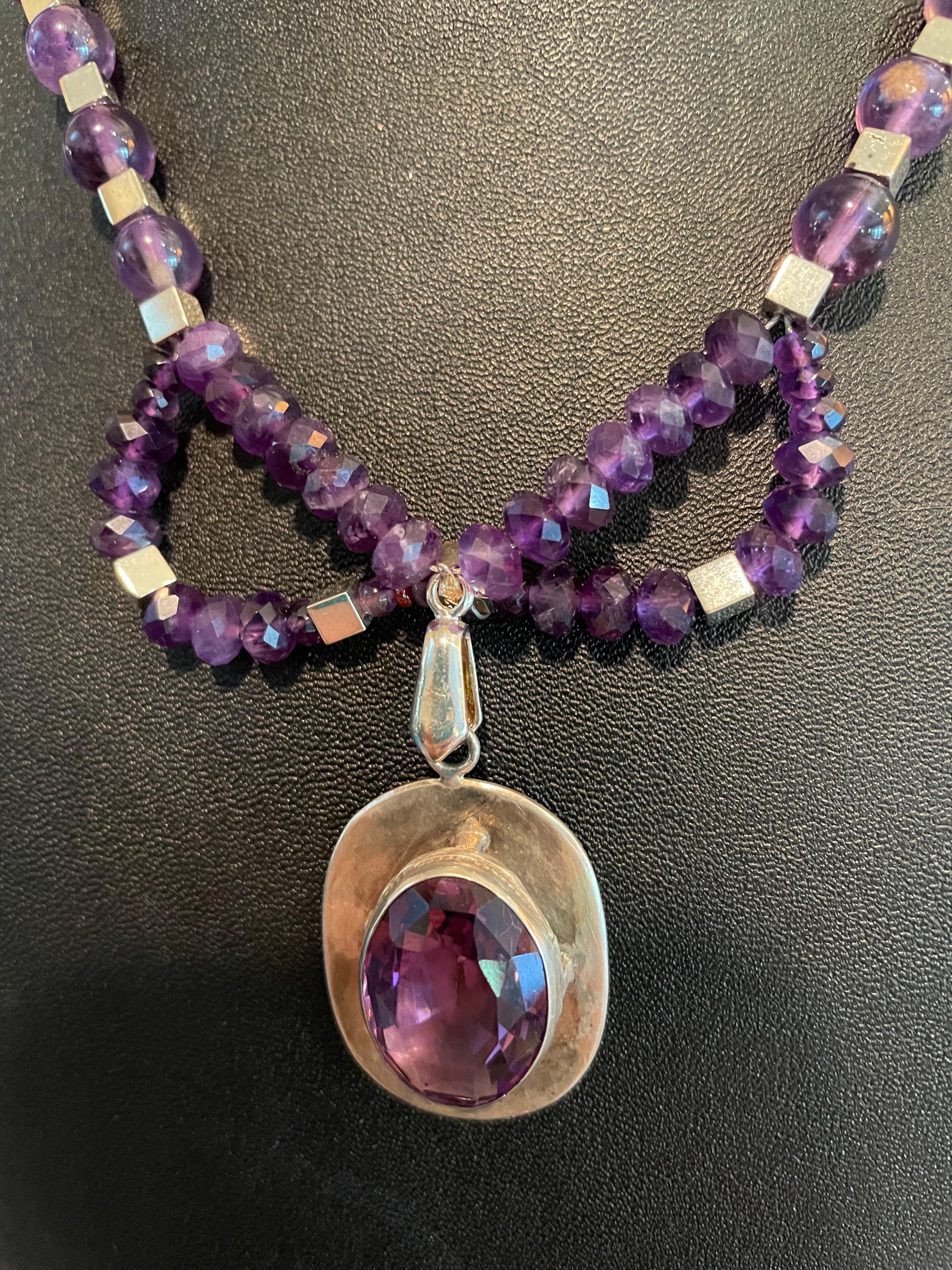 Lorraine's Bijoux tiene en oferta un collar colgante vintage de plata de ley y amatista mexicana. Varios cortes diferentes de cuentas de Amatista y cuentas cuadradas de Pirita realzan este precioso y femenino colgante. Las cuentas de turmalina