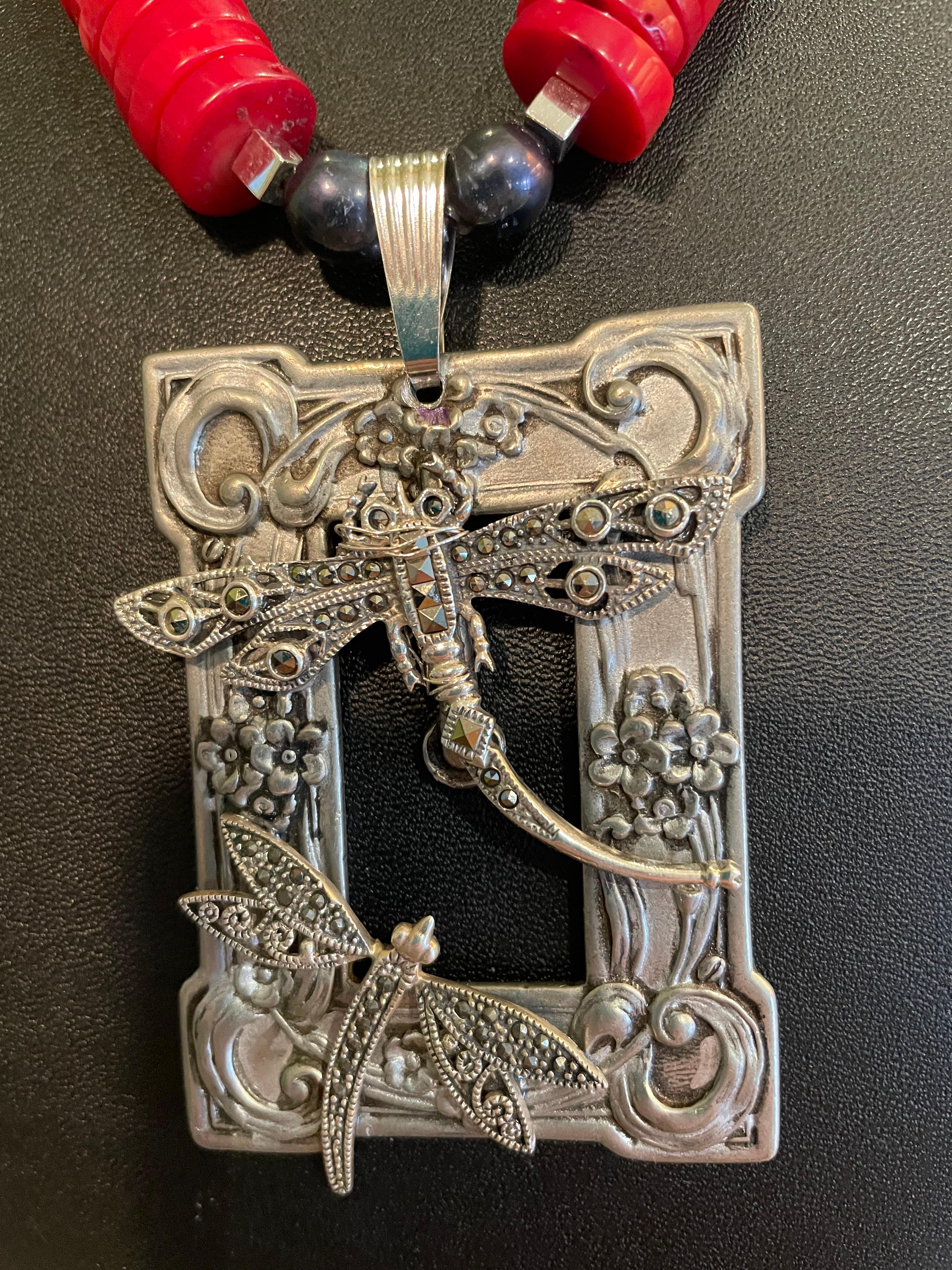 Lorraine's Bijoux bietet einen großen silbernen Vintage-Jugendstil-Anhänger mit 2 Broschen aus Sterlingsilber und Marcasit an. Dieser tolle Anhänger wird durch eine Kette aus roten Heishi-Perlen aus chinesischer Koralle, Süßwasserpfauenperlen,