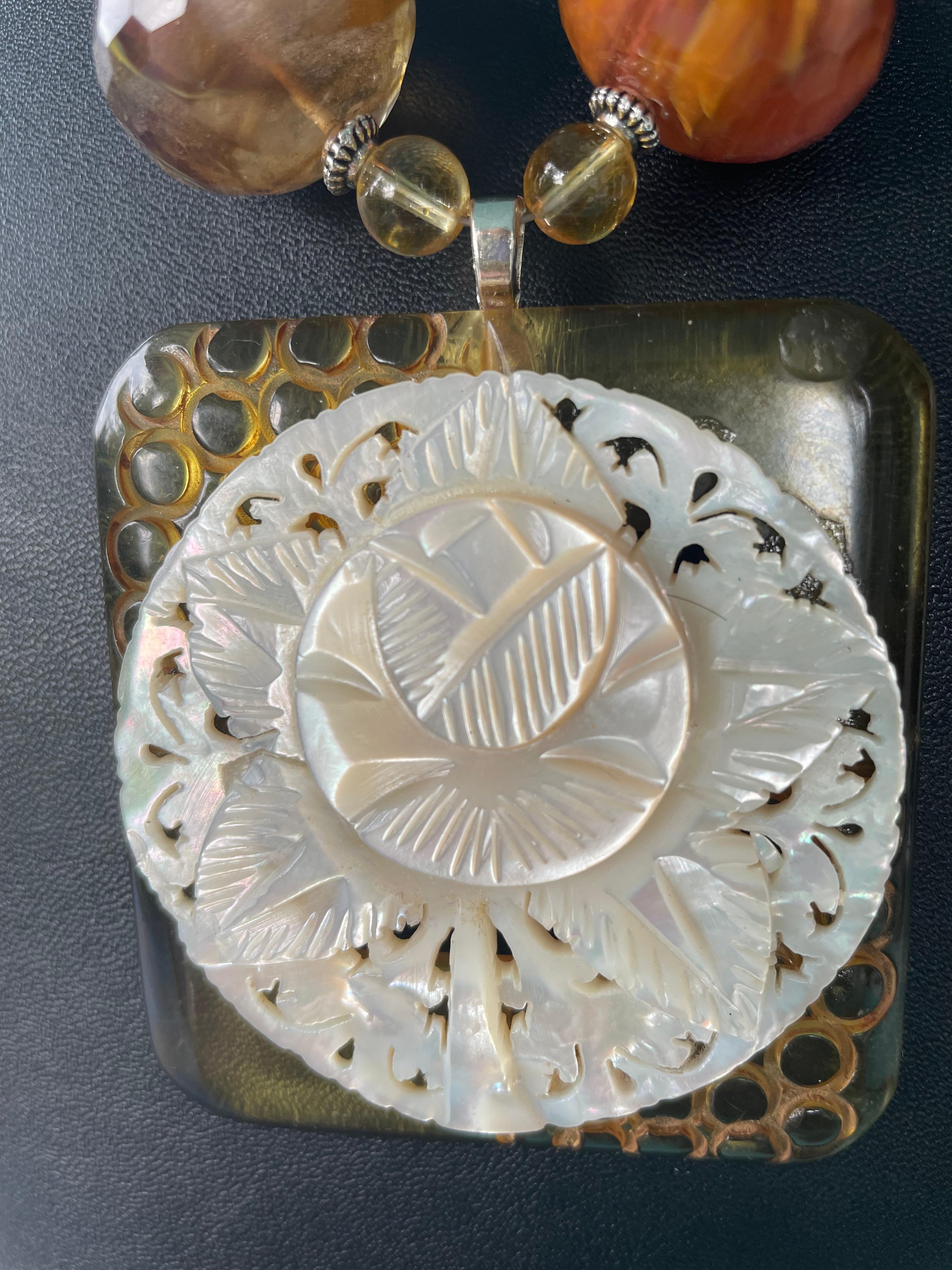 Lorraines' Bijoux propone una collana fatta a mano unica nel suo genere con una grande fibbia in bachelite vintage al succo di mela e un centrotavola in madreperla intagliato a mano. Grandi rondelle sfaccettate di quarzo colorato naturale, grandi