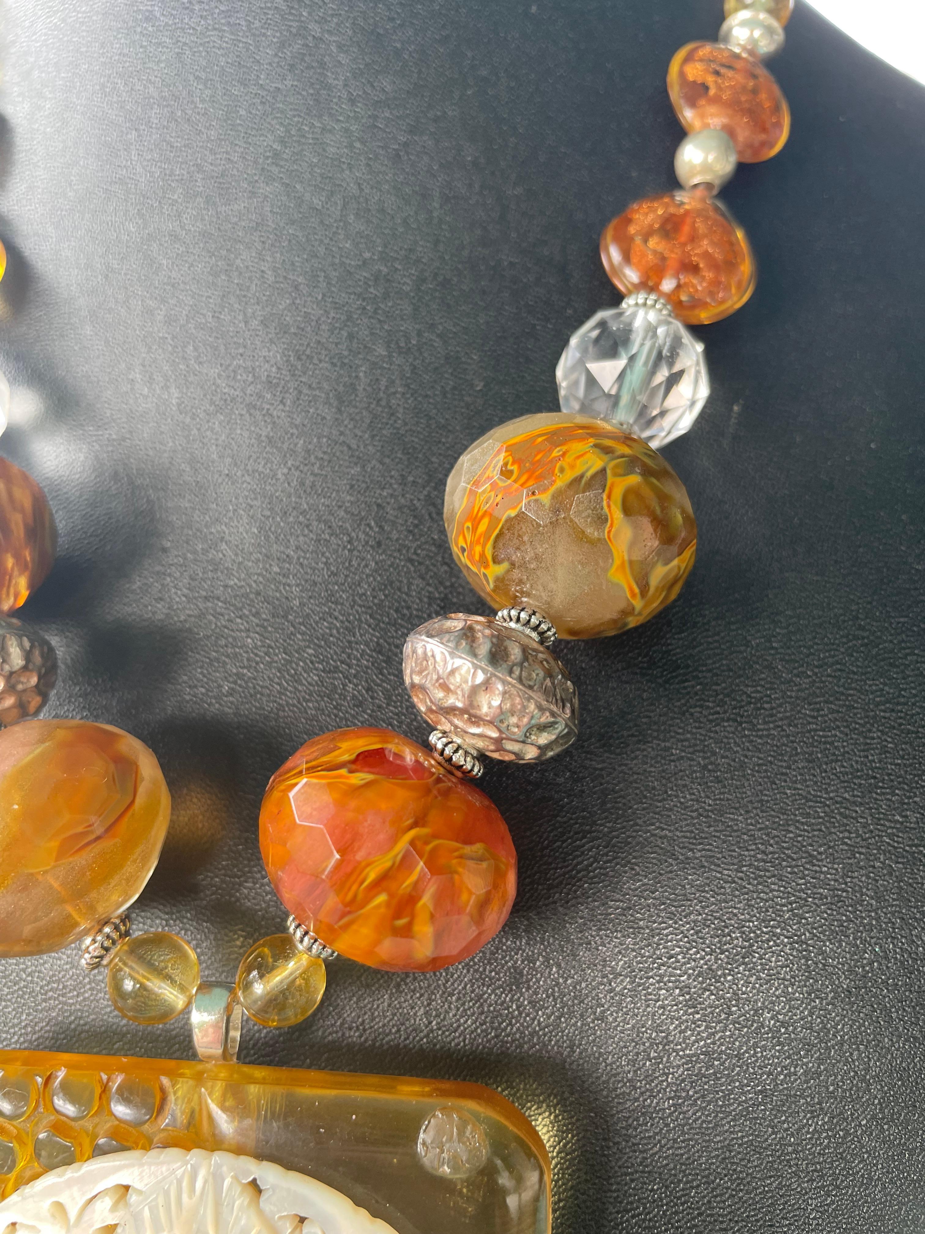 Artigiano LB offre una collana vintage in bachelite con fibbia MOP e spilla in cristallo di quarzo veneziano in vendita