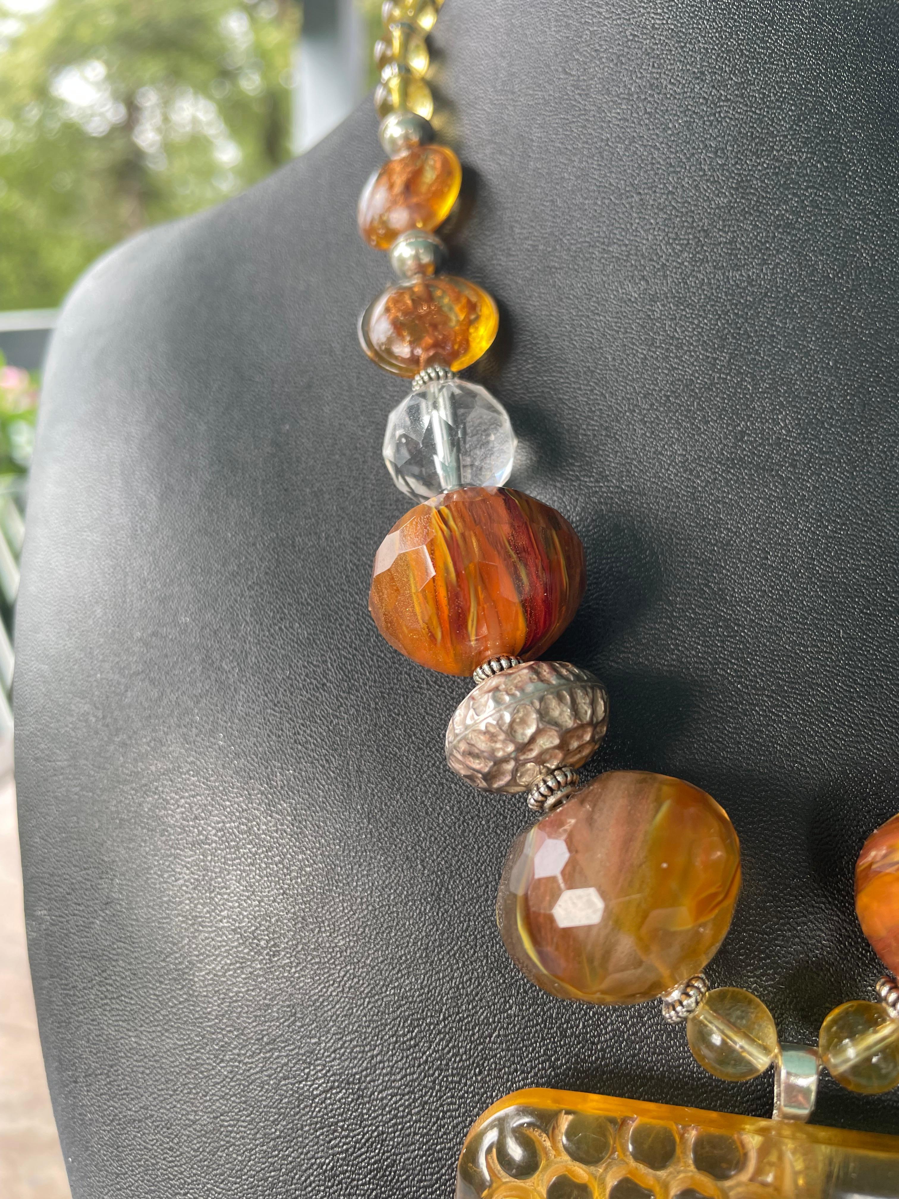 Perlina LB offre una collana vintage in bachelite con fibbia MOP e spilla in cristallo di quarzo veneziano in vendita