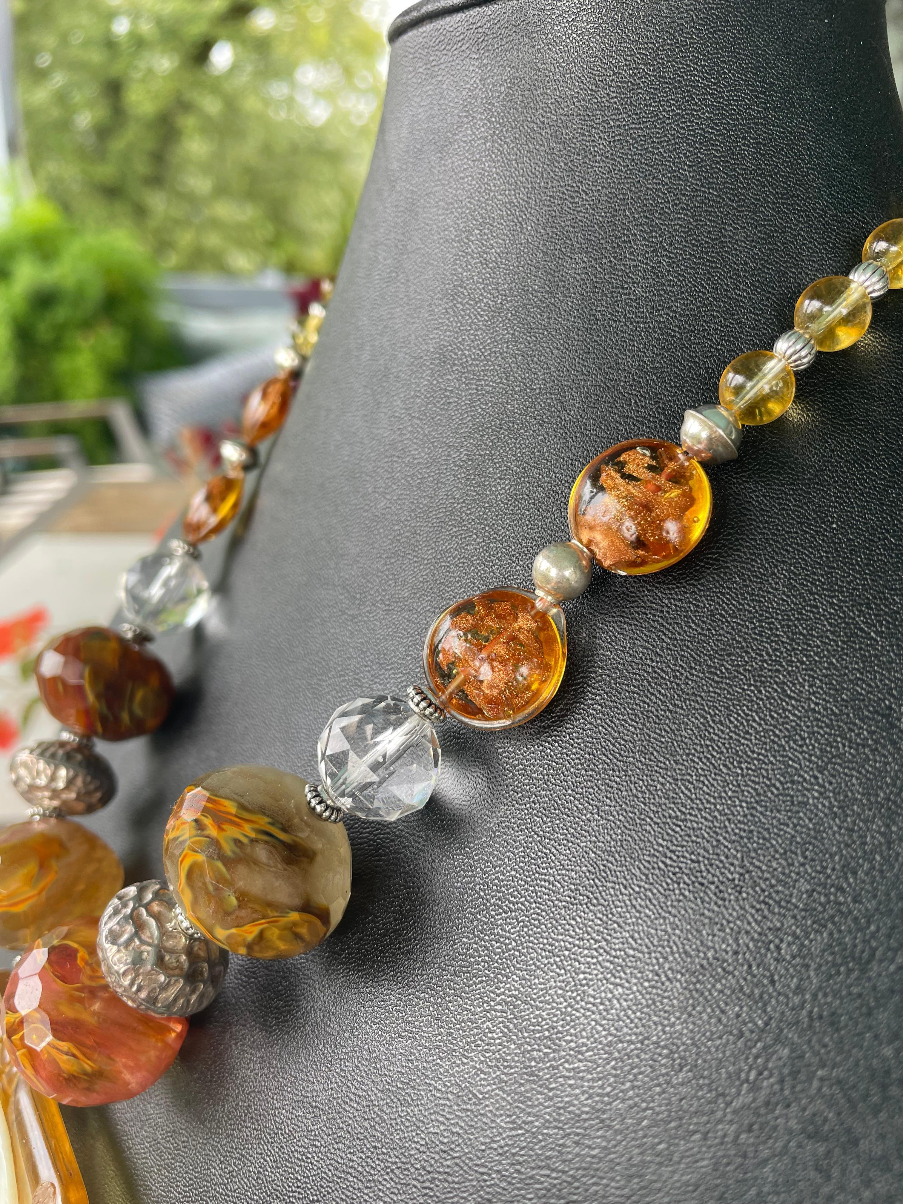 LB offre una collana vintage in bachelite con fibbia MOP e spilla in cristallo di quarzo veneziano In condizioni buone in vendita a Pittsburgh, PA