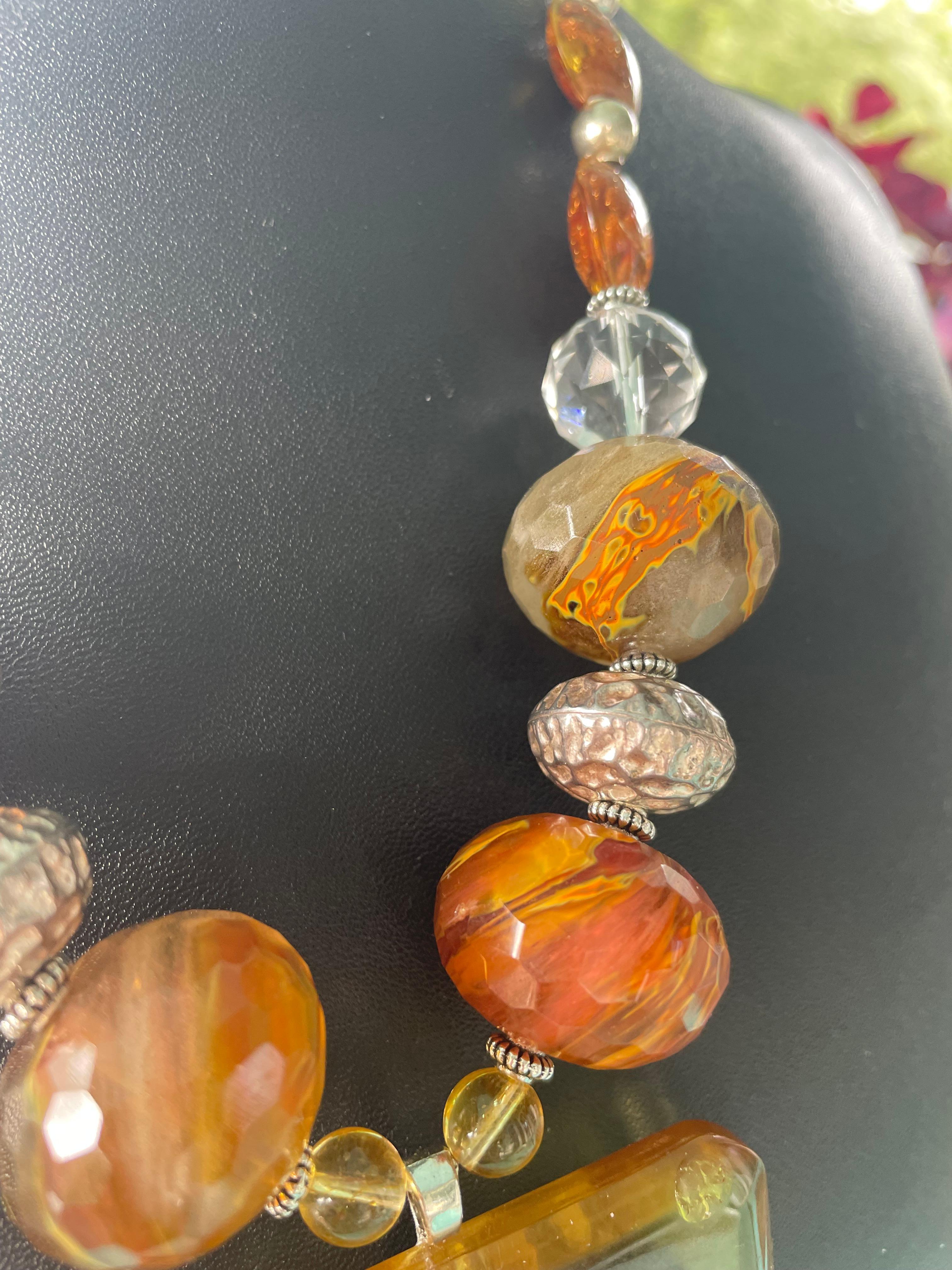 da uomo o donna LB offre una collana vintage in bachelite con fibbia MOP e spilla in cristallo di quarzo veneziano in vendita