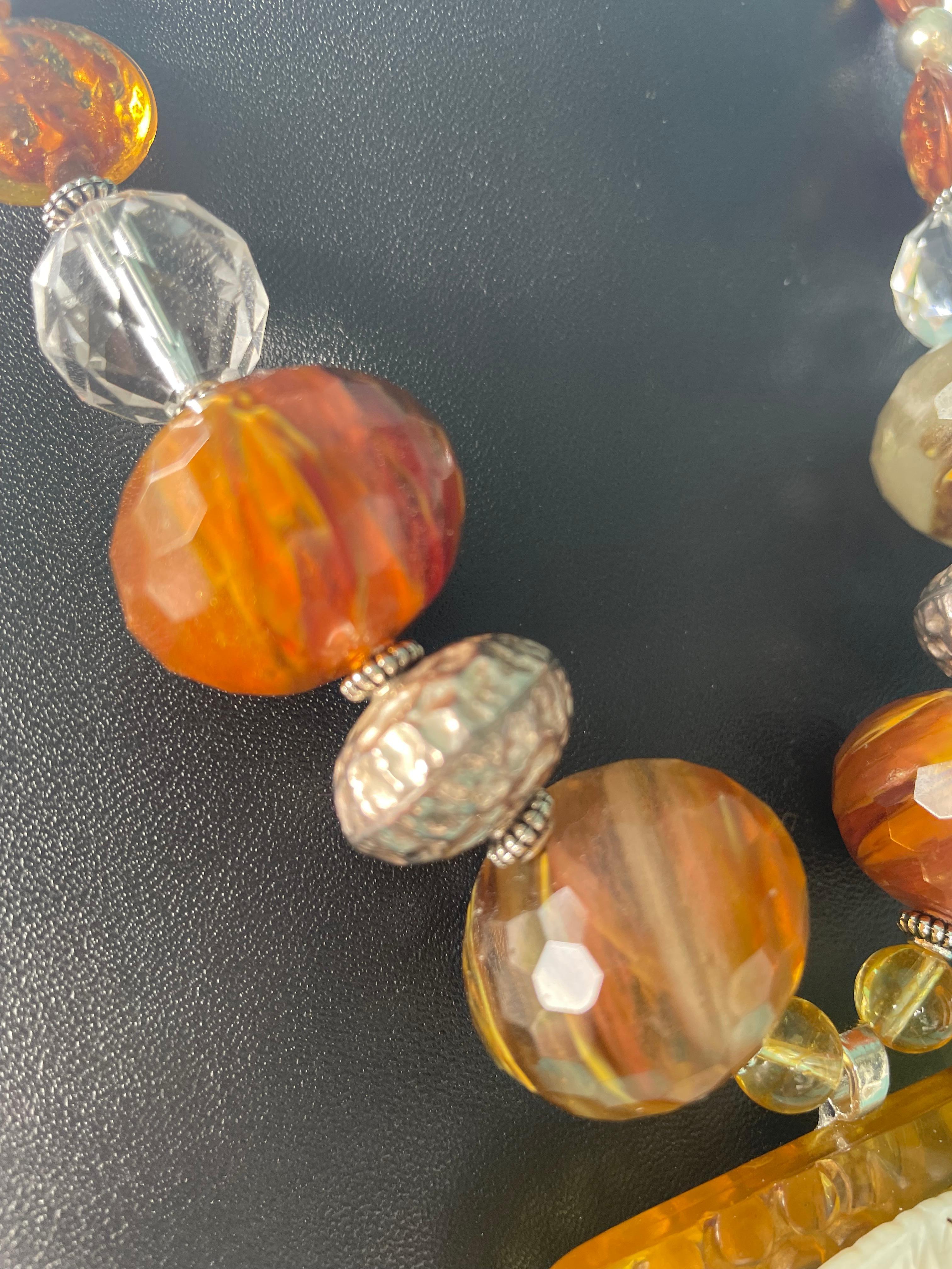 LB offre una collana vintage in bachelite con fibbia MOP e spilla in cristallo di quarzo veneziano in vendita 1