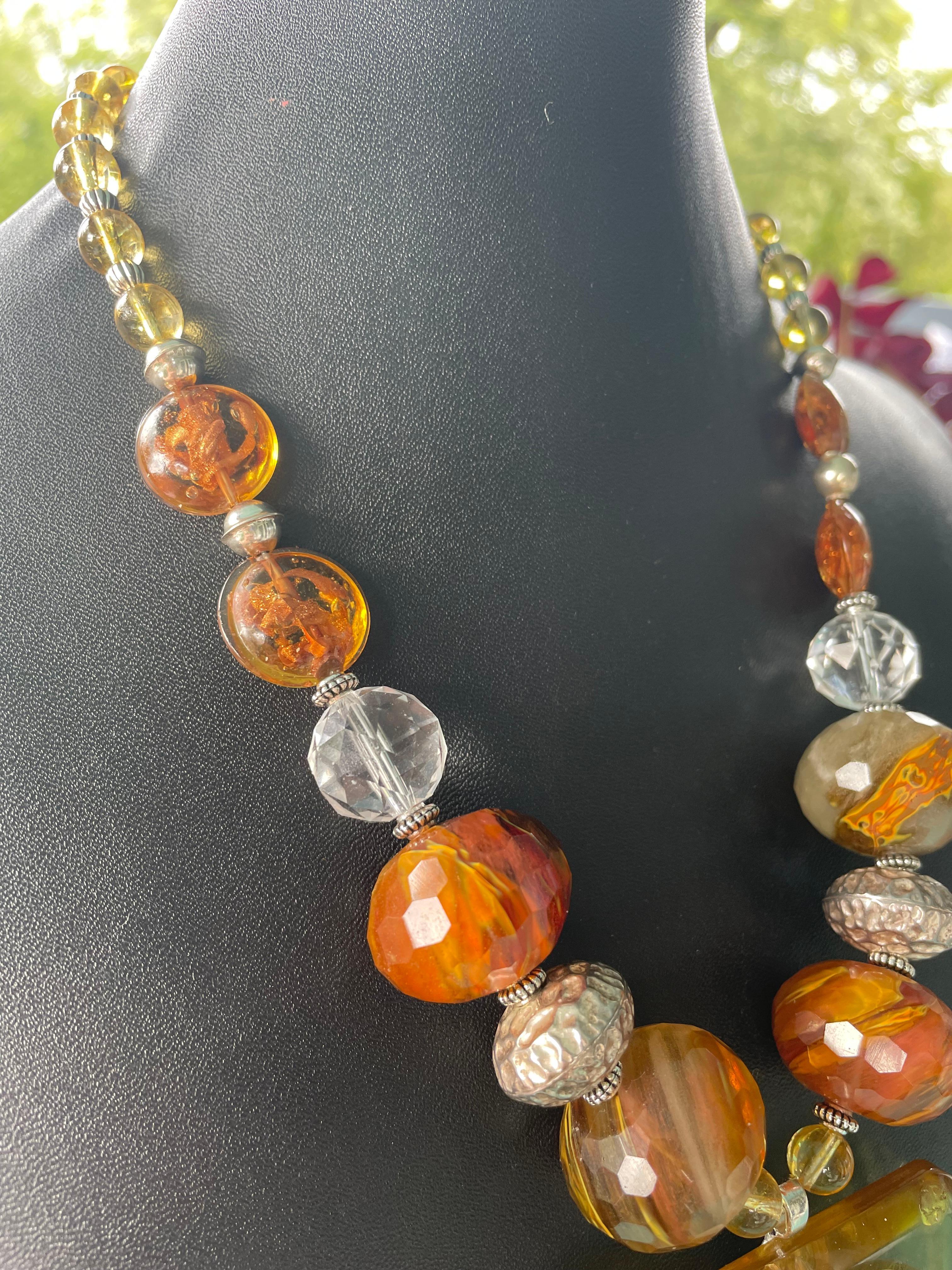 LB offre una collana vintage in bachelite con fibbia MOP e spilla in cristallo di quarzo veneziano in vendita 2