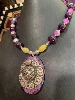 LB propose un collier broche florale vintage en argent sterling avec boucle en bakélite et verre améthyste