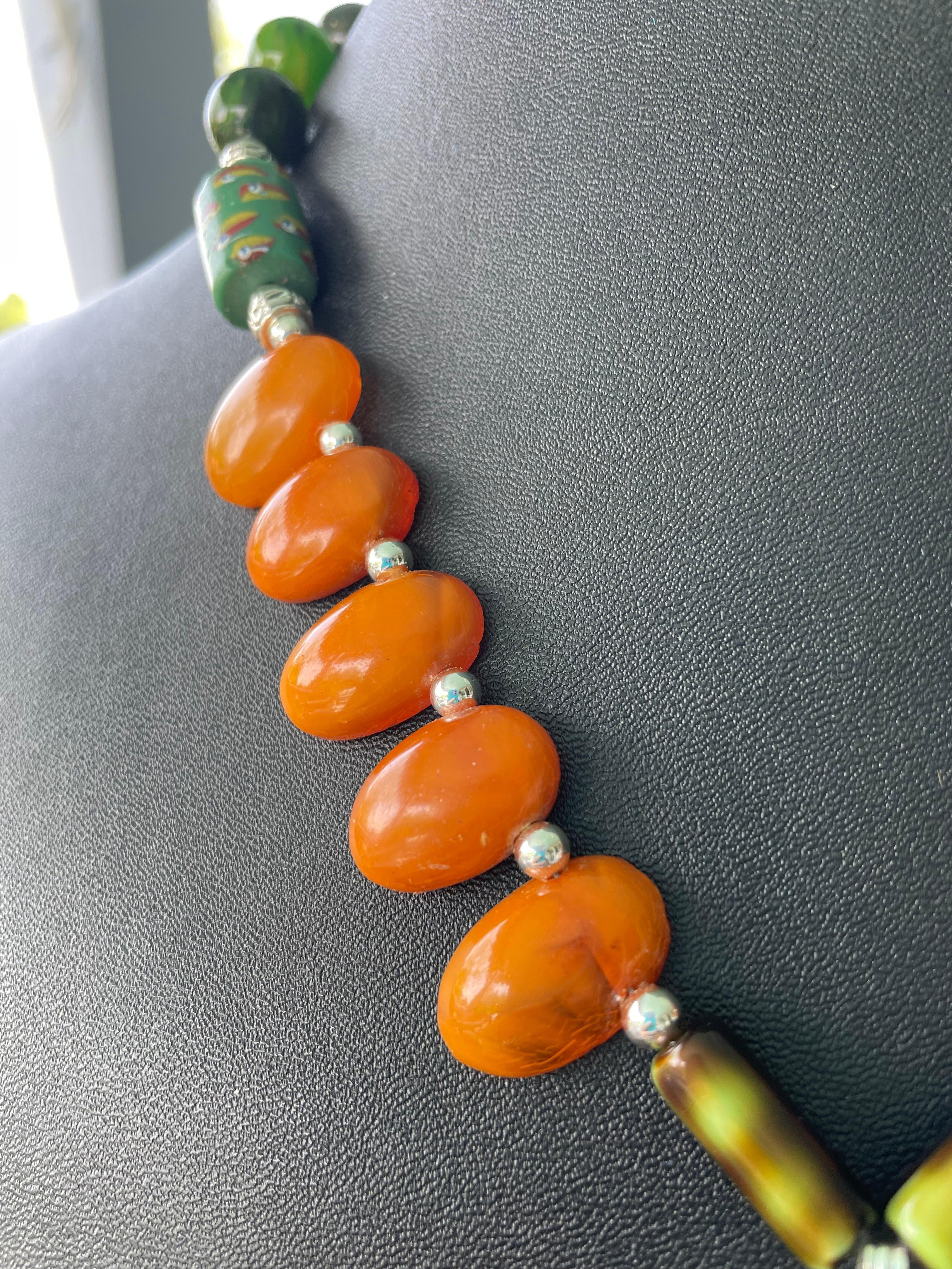 Perlina LB offre Collana vintage in bachelite con fibbie d'ambra e ovali in vetro di Murano in vendita