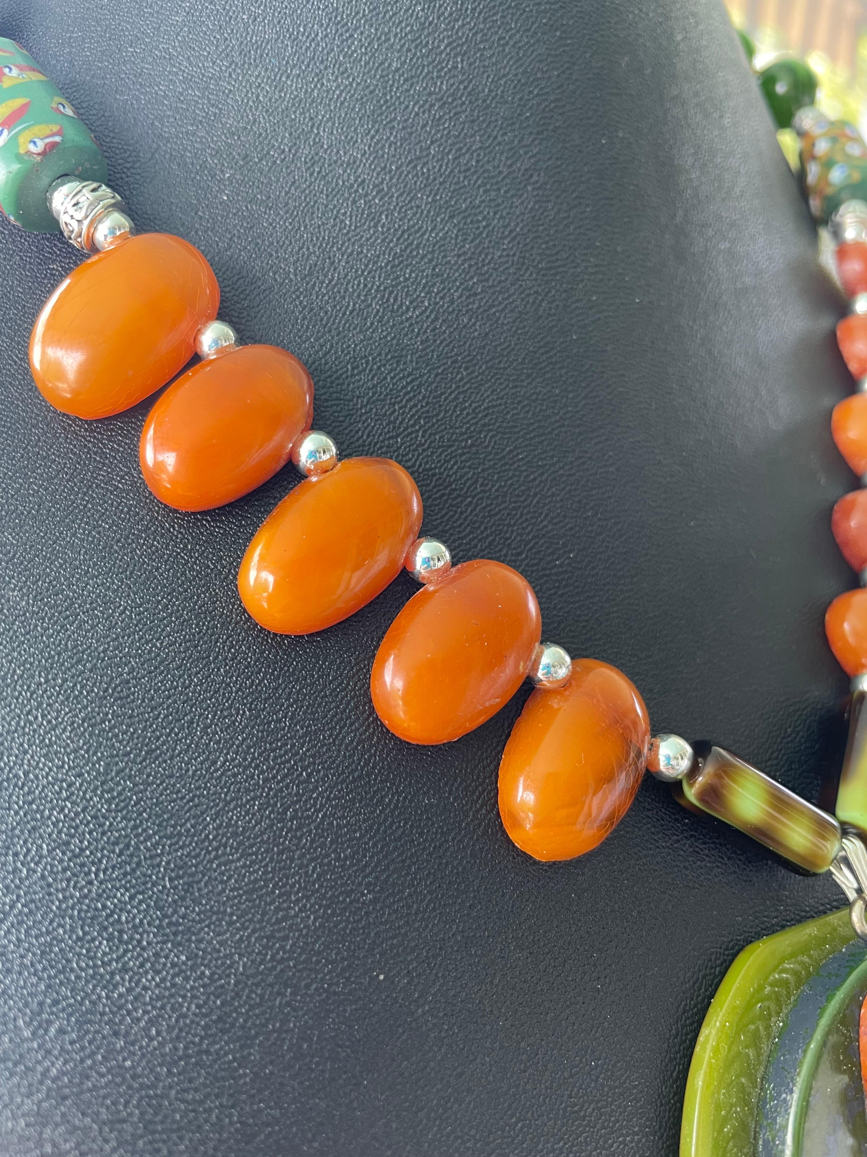 LB offre Collana vintage in bachelite con fibbie d'ambra e ovali in vetro di Murano In condizioni buone in vendita a Pittsburgh, PA
