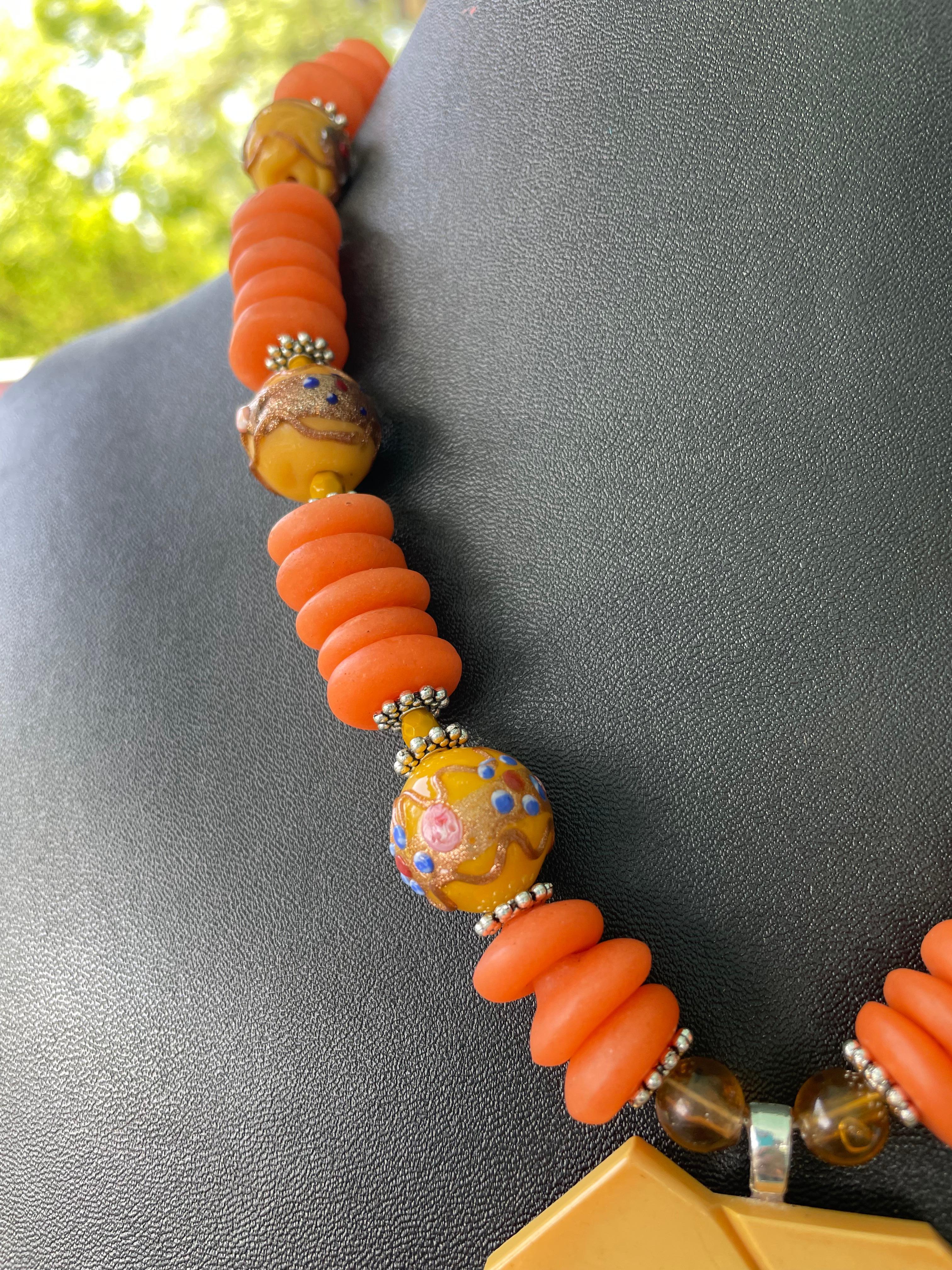 LB offers Vintage Bakelite Sterling Broches Venetian Wedding Beads Necklace Bon état - En vente à Pittsburgh, PA