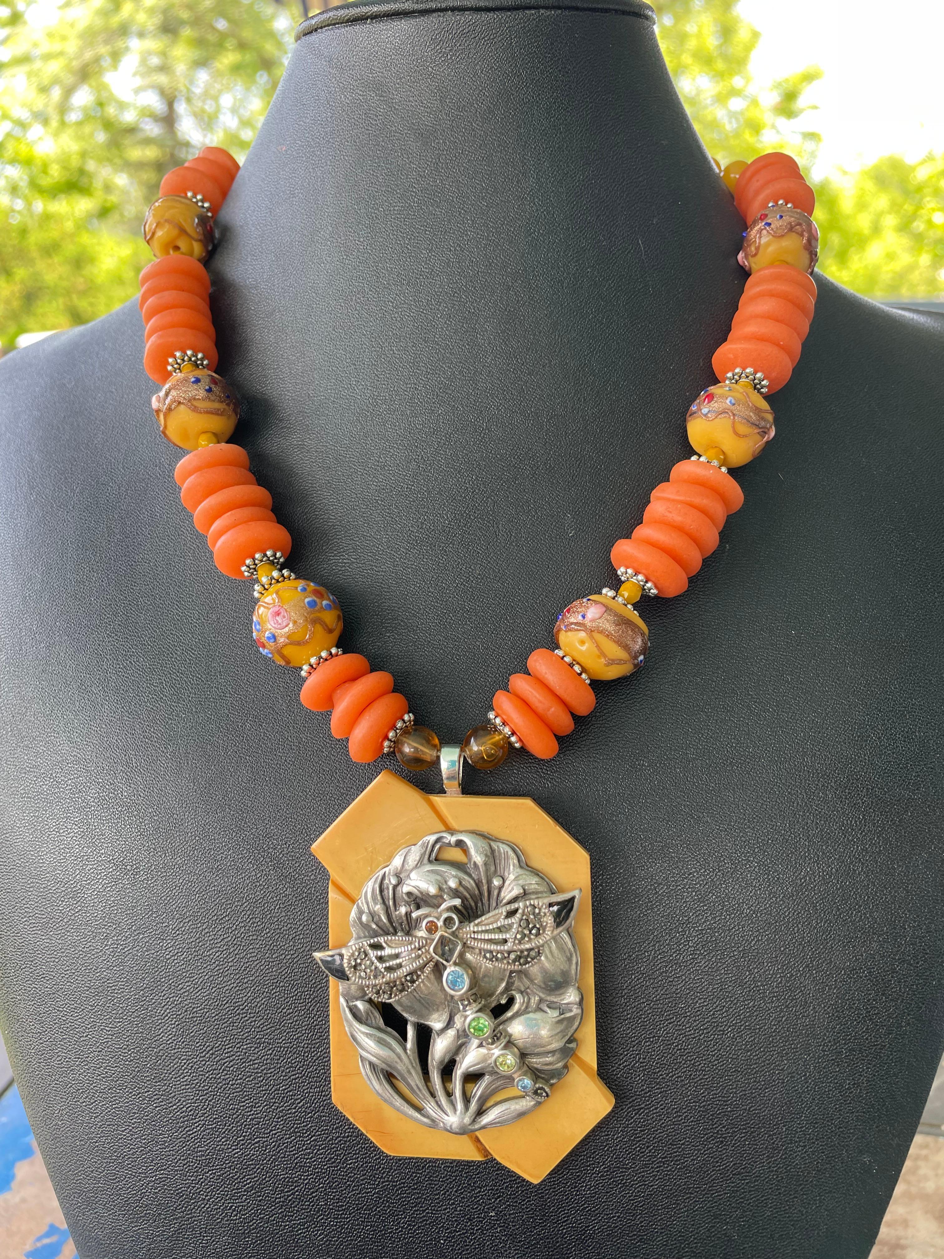 LB offers Vintage Bakelite Sterling Broches Venetian Wedding Beads Necklace en vente 3