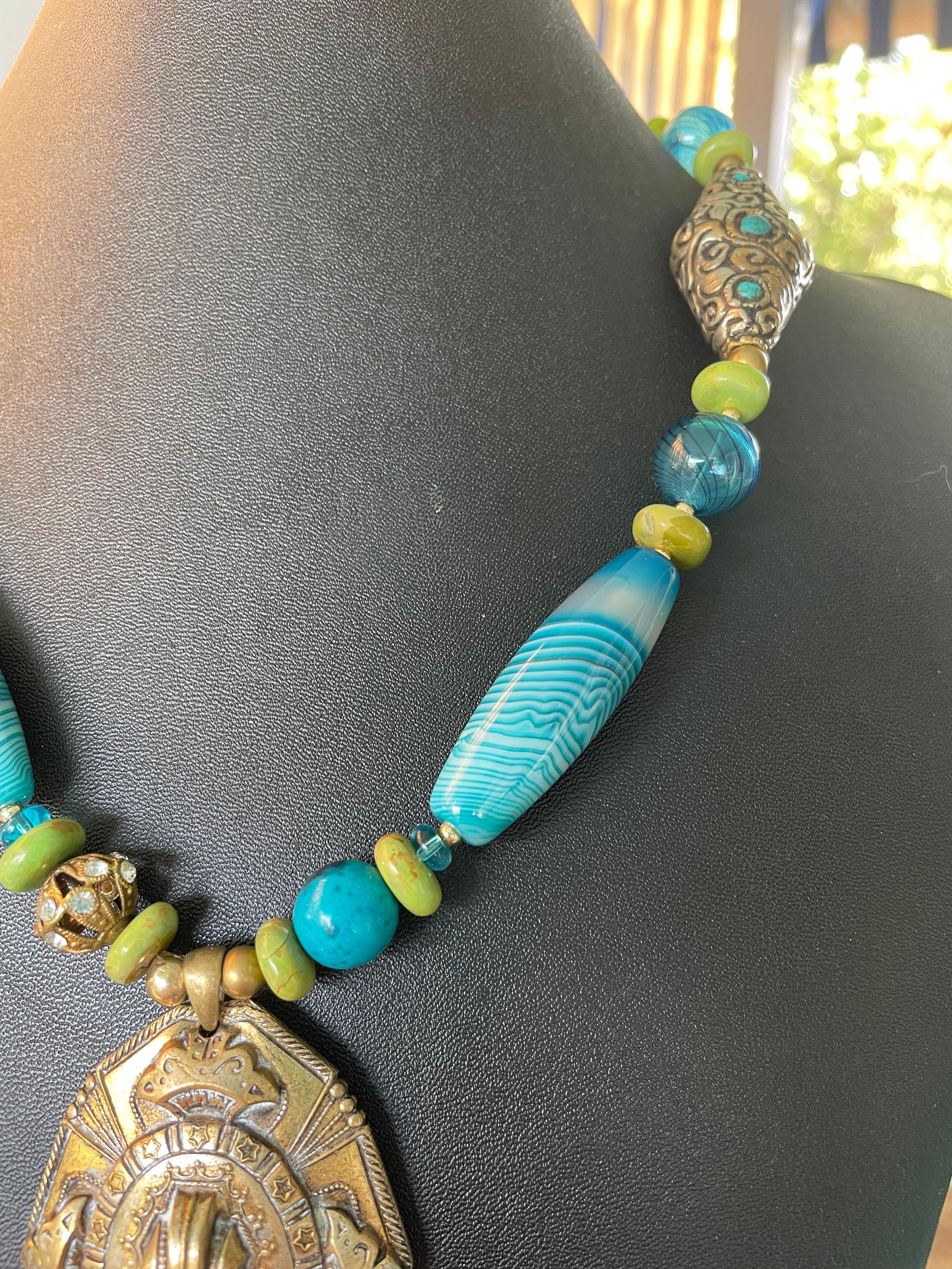 Artigiano LB offre Vintage Brass Repousse pendente Agate Turchese Vetro Collana tibetana in vendita