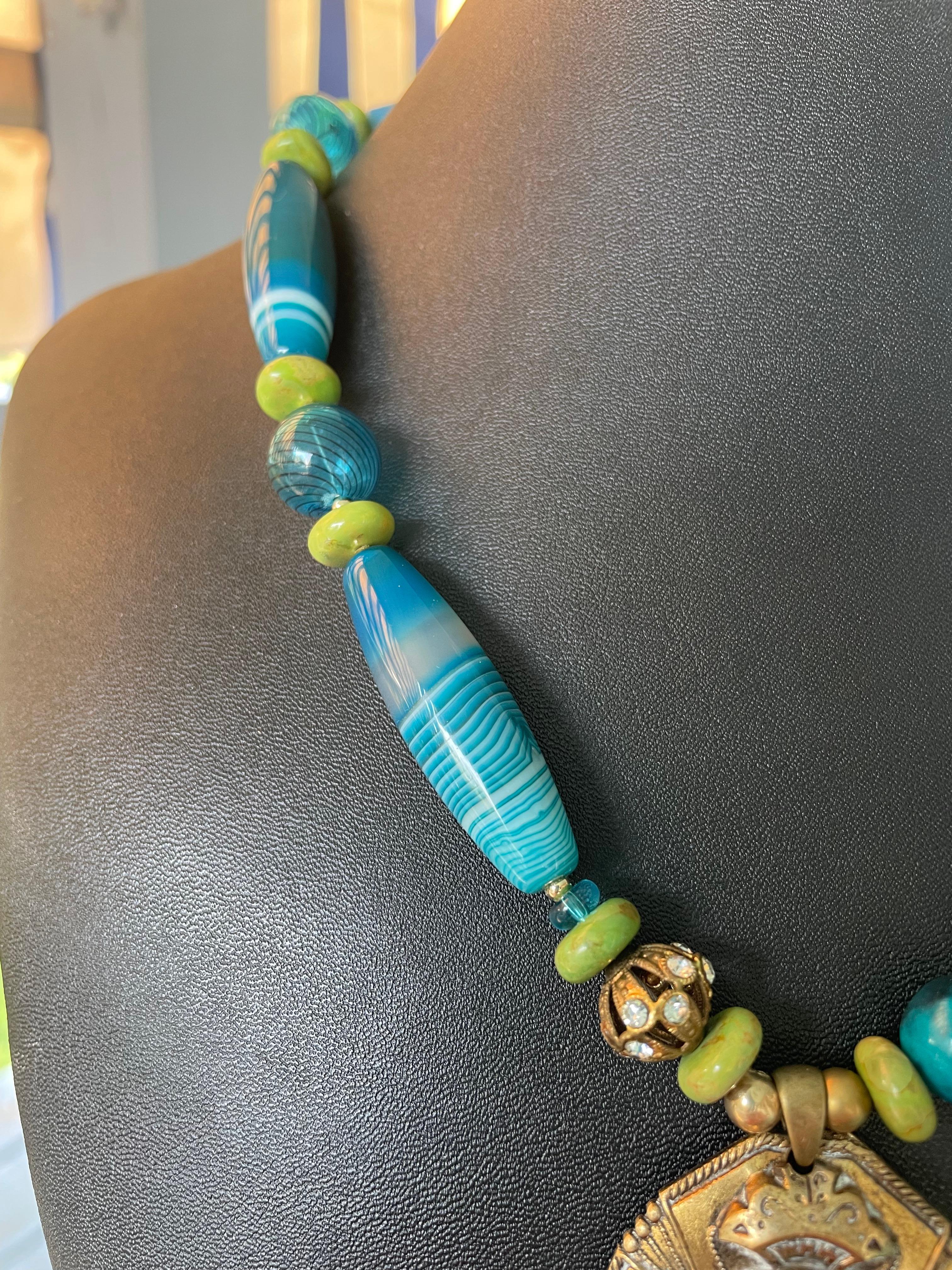 Perlina LB offre Vintage Brass Repousse pendente Agate Turchese Vetro Collana tibetana in vendita