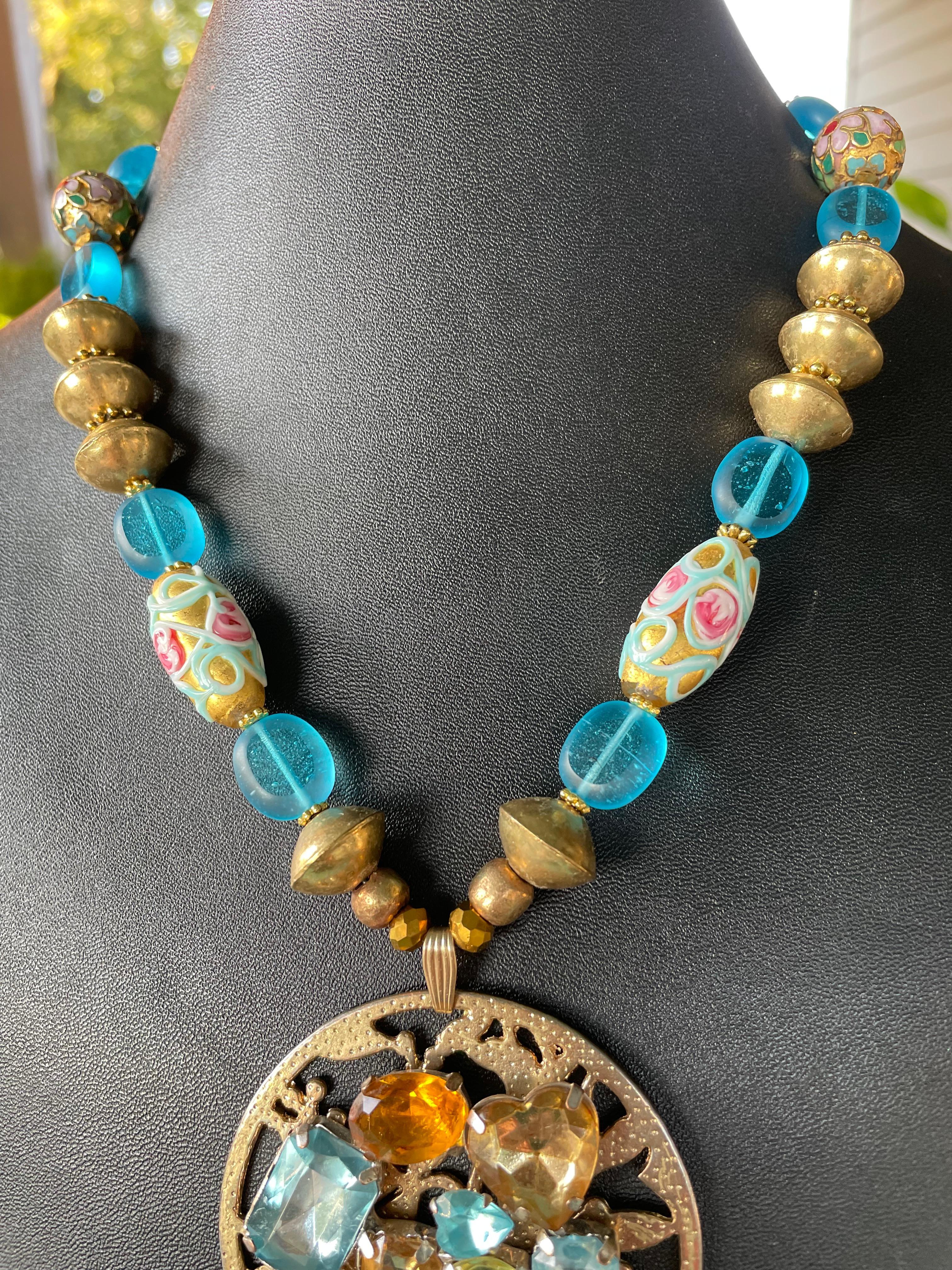 Artigiano LB offre spille vintage Collana afghana in ottone veneziana con cloisonné tibetano in vendita