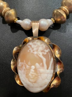 LB offre una collana di perle barocche in ottone tibetano intagliato d'epoca.