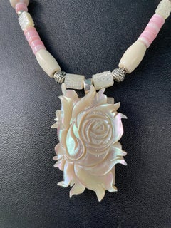 LB propone una collana in acciaio inossidabile con perline, perle, osso e spille e fibbie vintage intagliate in madreperla