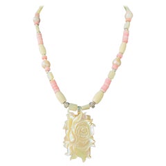 LB propone una collana in acciaio inossidabile con perline, perle, osso e spille e fibbie vintage intagliate in madreperla