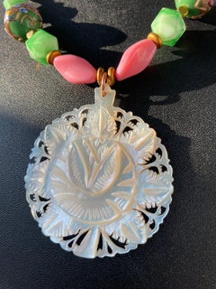 LB offre una collana a medaglione in madreperla intagliata d'epoca con vetro d'annata