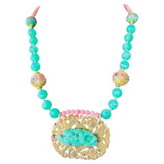 LB propose un collier chinois vintage en verre de Pékin avec pendentif dragon en corail vénitien